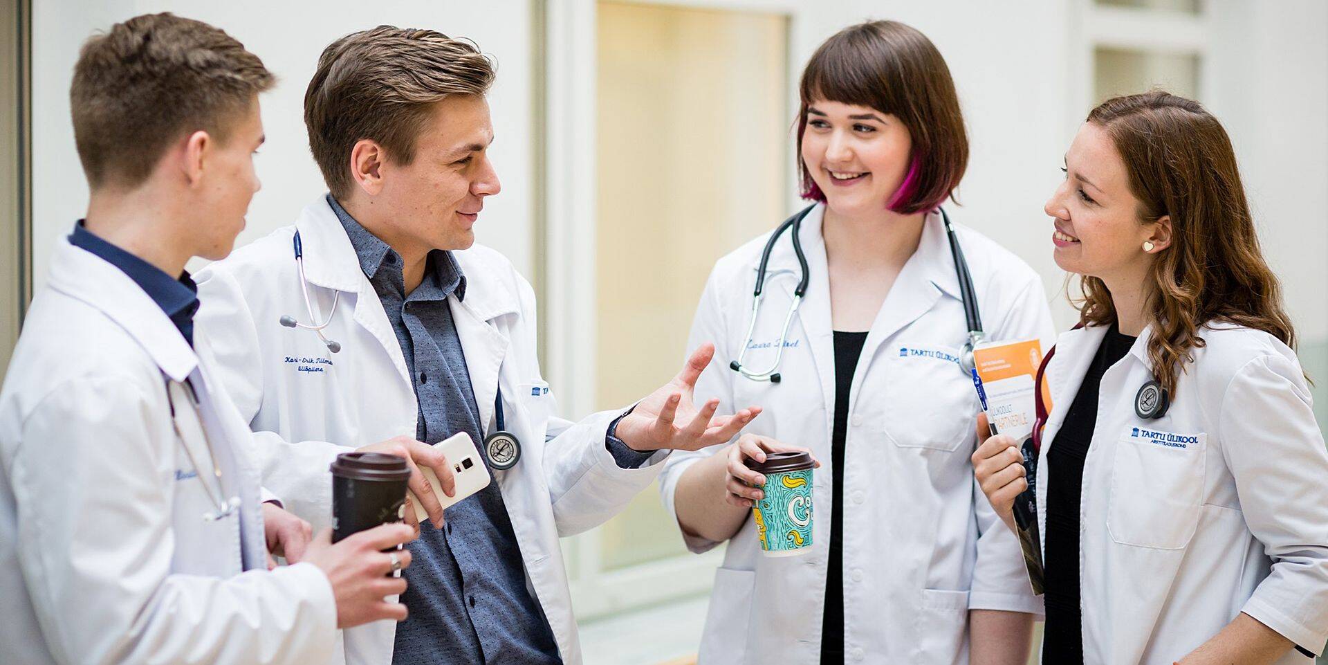 Fotol: tervishoiutöötajad.