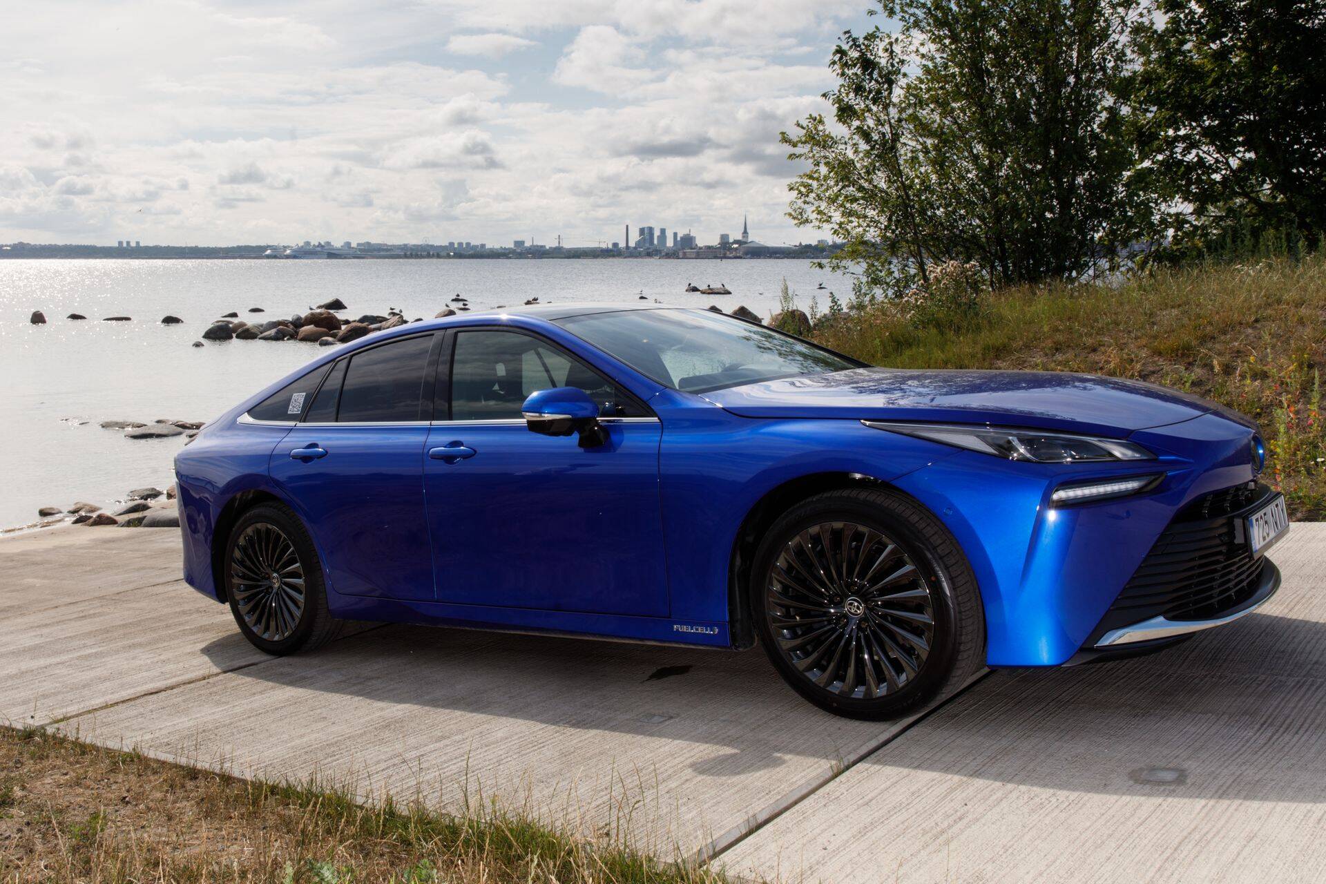 Похоже, одна из четырех Toyota Mirai – на электрическо-водородном двигателе – попала в объектив в Таллинне.