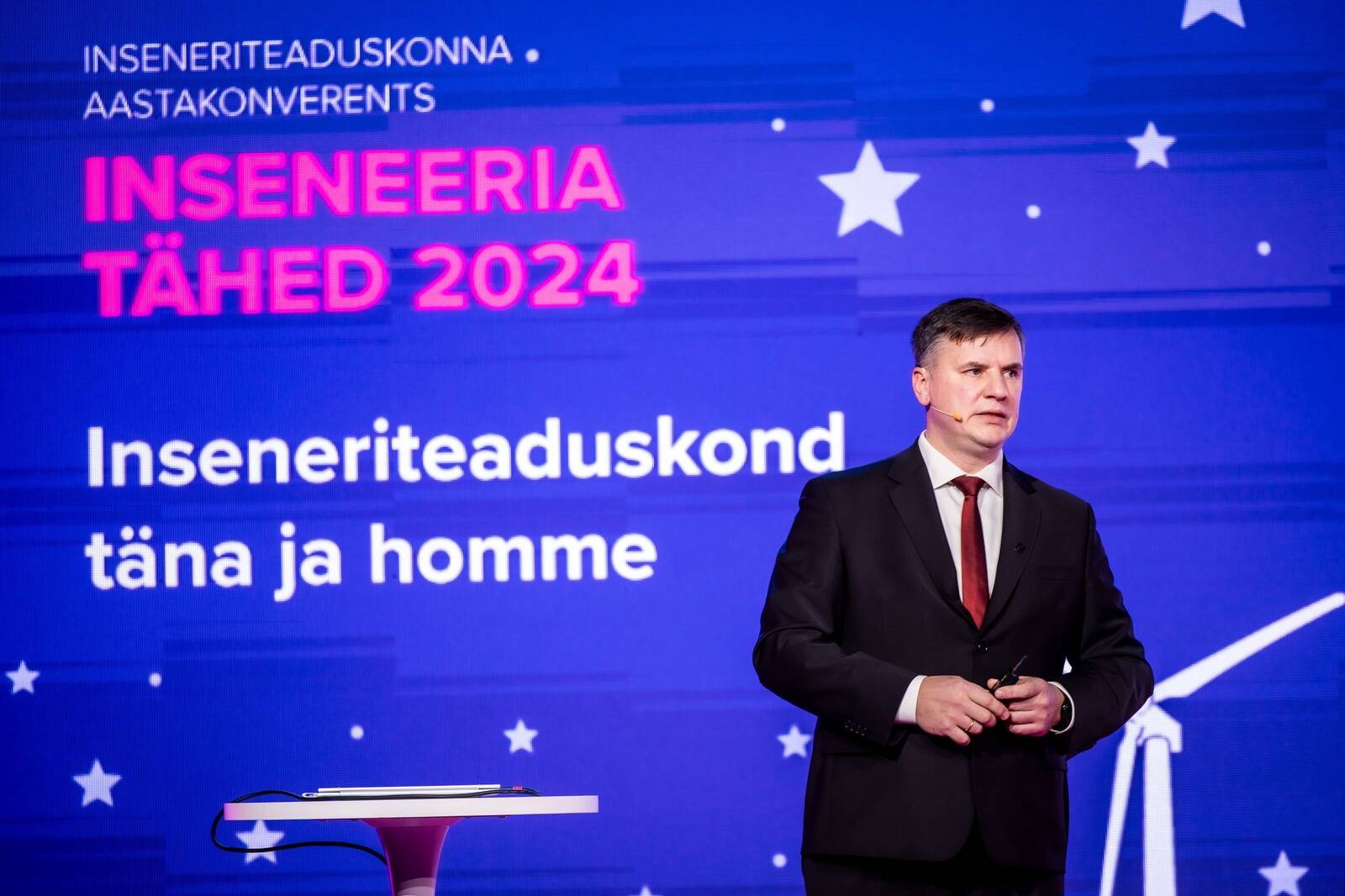 Ettevõtjad ei peaks noori insenere koolipingist tööle värbama, vaid laskma neil õpingud lõpetada, ütleb Fjodor Sergejev.