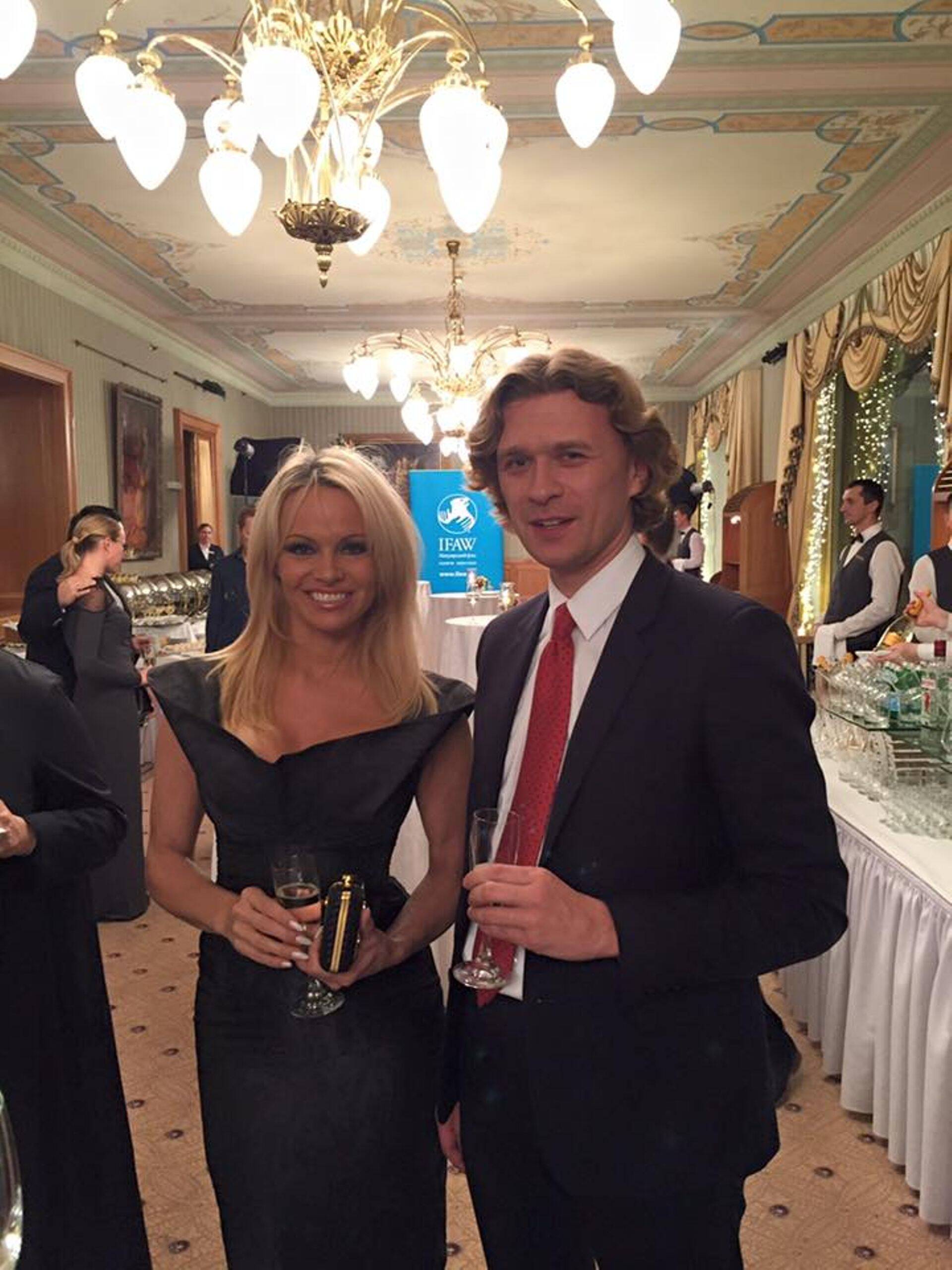 Vene ärimees Ildar Neverov panustas läinud septembris heategevusse, kui ostis kolme miljoni rubla ehk 40 000 euroga punase päästepoi Rannavalve endiselt näitlejalt Pamela Andersonilt. Oksjonitulu läks Kaug-Ida ohustatud loomaliikide säilitamisele.