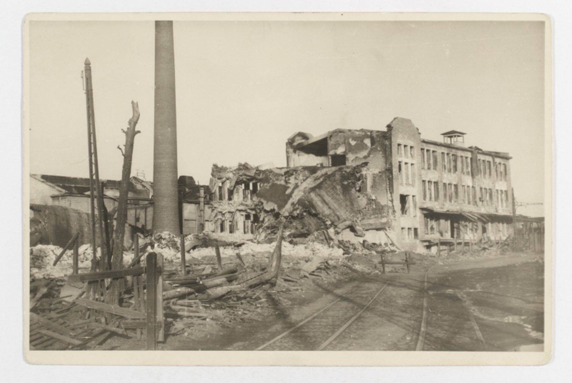 Разрушенная советскими бомбардировками Таллинна фабрика Лютеров