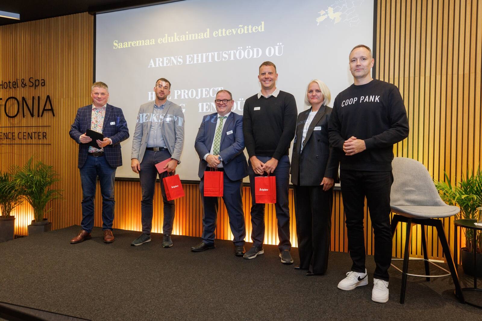 Äripäeva Saaremaa ettevõtete TOPi nominendid on Joogiekspert, HML Project Management ja Arens Ehitustööd. Fotol on tunnustuse vastu võtnud Joogieksperdi juhatuse liige Oliver Jaakson (vasakult teine), HML Project Managementi omanik ja juht Leo O’Neill (vasakult kolmas), Arens Ehitustööd juhatuse liige Olari Aavik (vasakult neljas). Neid tunnustasid Coop Panga juhatuse esimees Arko Kurtmann (paremalt esimene), töötukassa juhatuse liige Sirlis Sõmer-Kull ja Äripäeva peatoimetaja asetäitja Aivar Hundimägi.