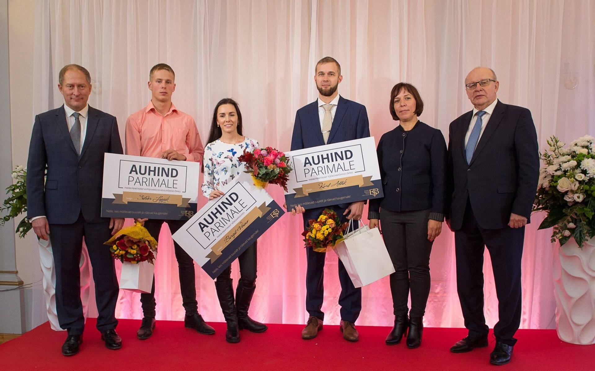 2017. aasta konkursi finaalfoto. Vasakult: Tööandjate Keskliidu juht Toomas Tamsar, kõrghariduse kategooria võitja Birgit Vaino, kutsehariduse kategooria võitja Silver Leppik ja õpipoisiõppe kategooria võitja Karl Allik, haridusminister Mailis Reps ja EBS-i rektor professor Arno Almann
