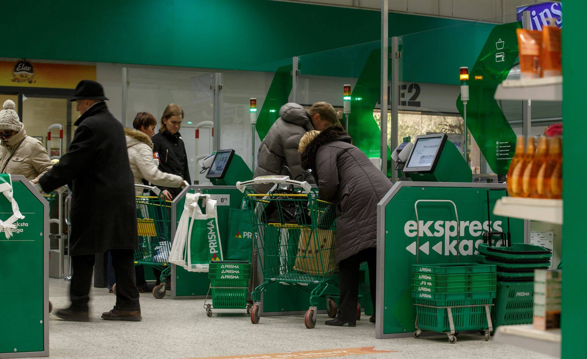 Igapäevaseid oste tehes tasub üsitluse järgi 86% inimestest pangakaardiga.