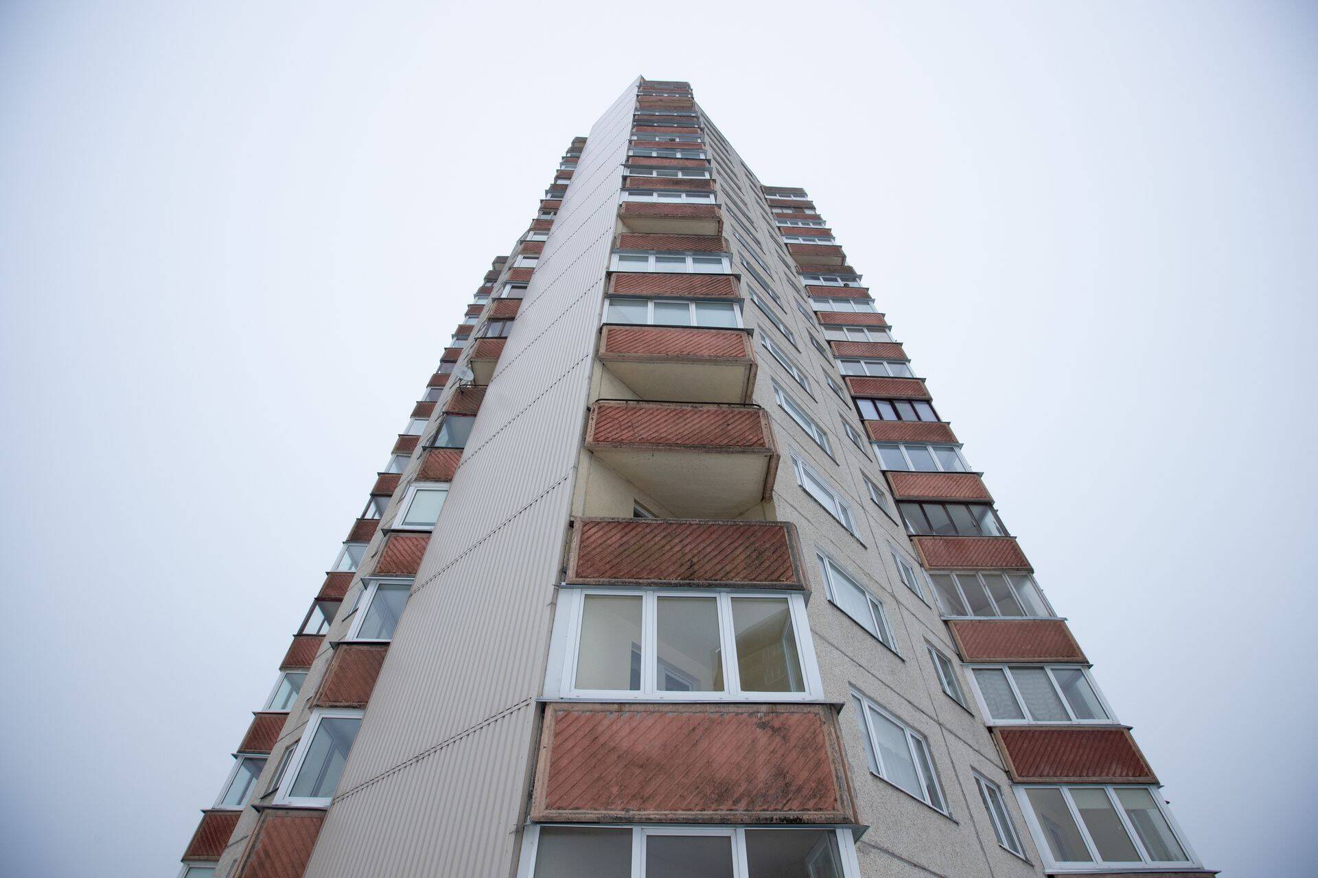 Ehitusettevõtja Raivo Ranna hinnangul on keeruline renoveerida paneelmaju terviklikult, kui seal elavad inimesed sees. Sestap leiab Rand, et suurte paneelmajade terviklik renoveerimine nõuab riikliku visiooni.