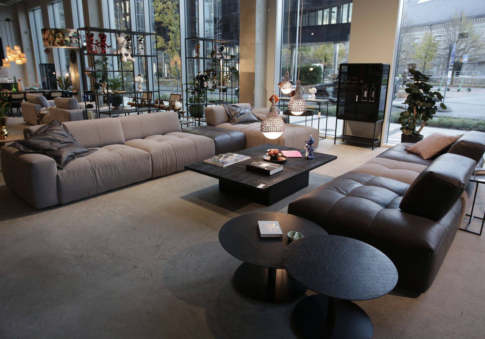 Treimann Mööbel & Disain on stuudioks populaarsele  ETV kultuurisaatele „OP“, kus saatejuhid igal nädalal karismaatilisi külalisi võõrustavad. „See on meile suur au ja tunnustus,“ ütlevad Treimannid.