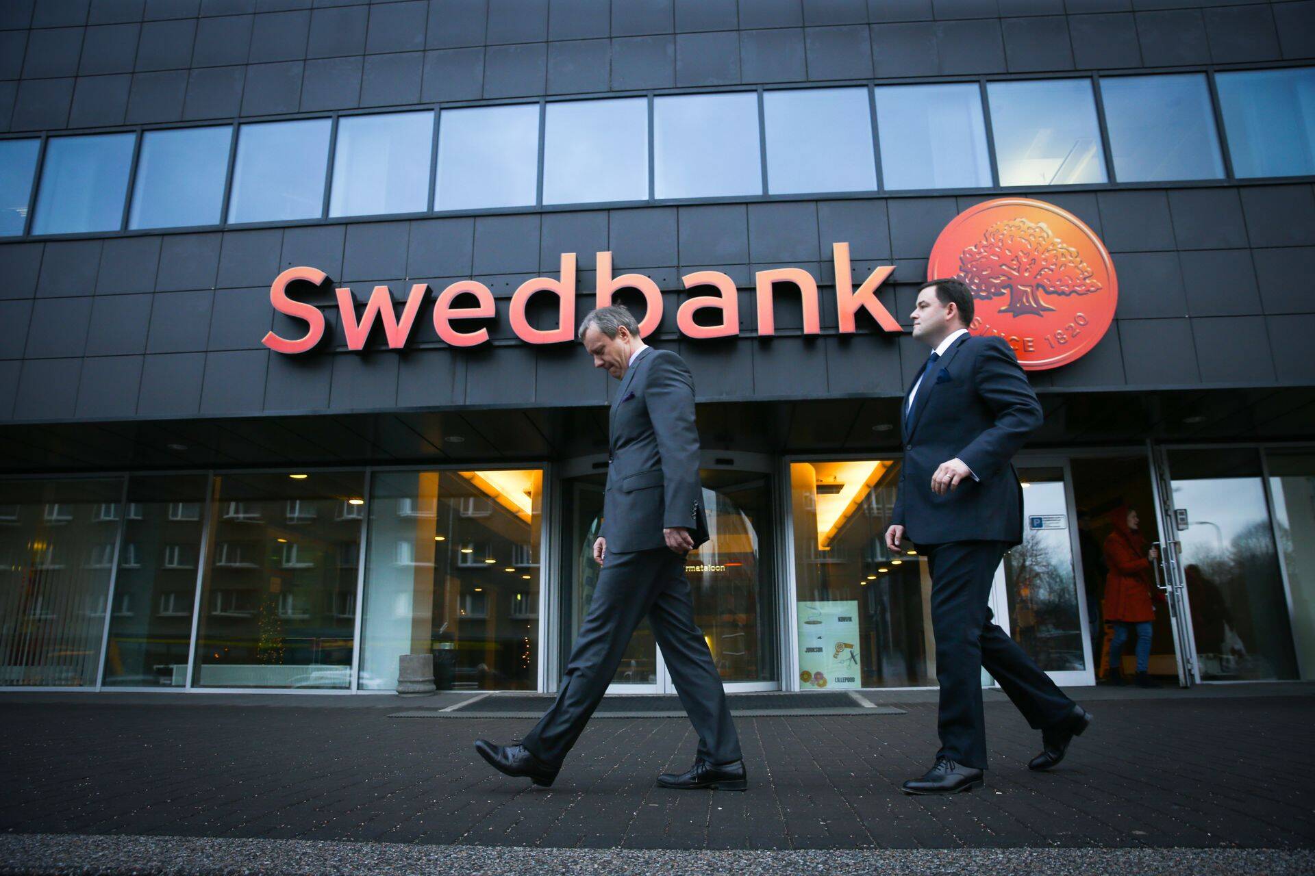 2014. aastal andis Swedbanki juht Priit Perens (vasakul) juhikoha üle toonasele ettevõtete panganduse juhile Robert Kitile. Tänase tööpäeva jooksul ei olnud kumbki Äripäevale kommentaaride jaoks kättesaadav.
