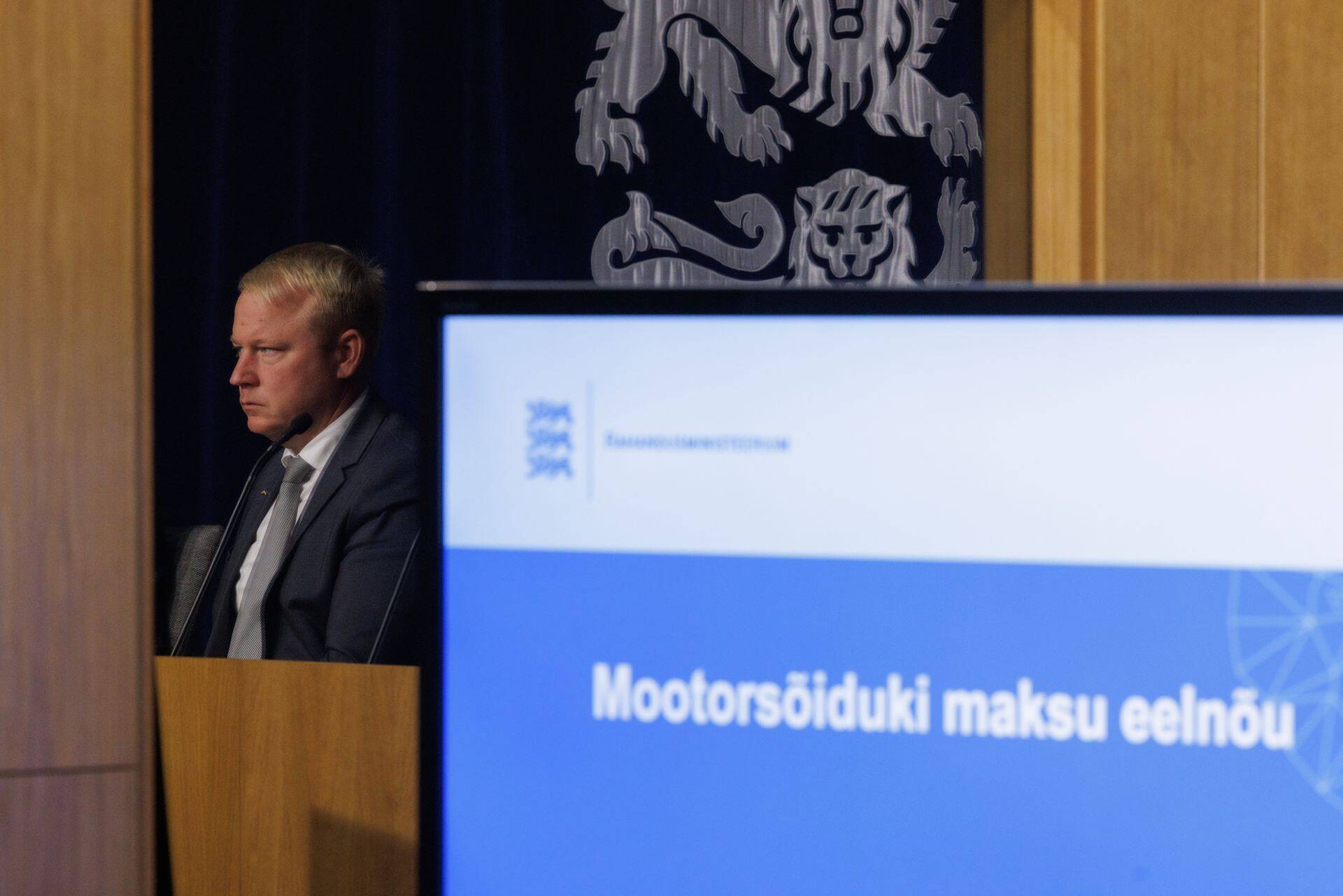Rahandusminister Mart Võrklaev eelnõu tutvustusel eelmise aasta sügisel.