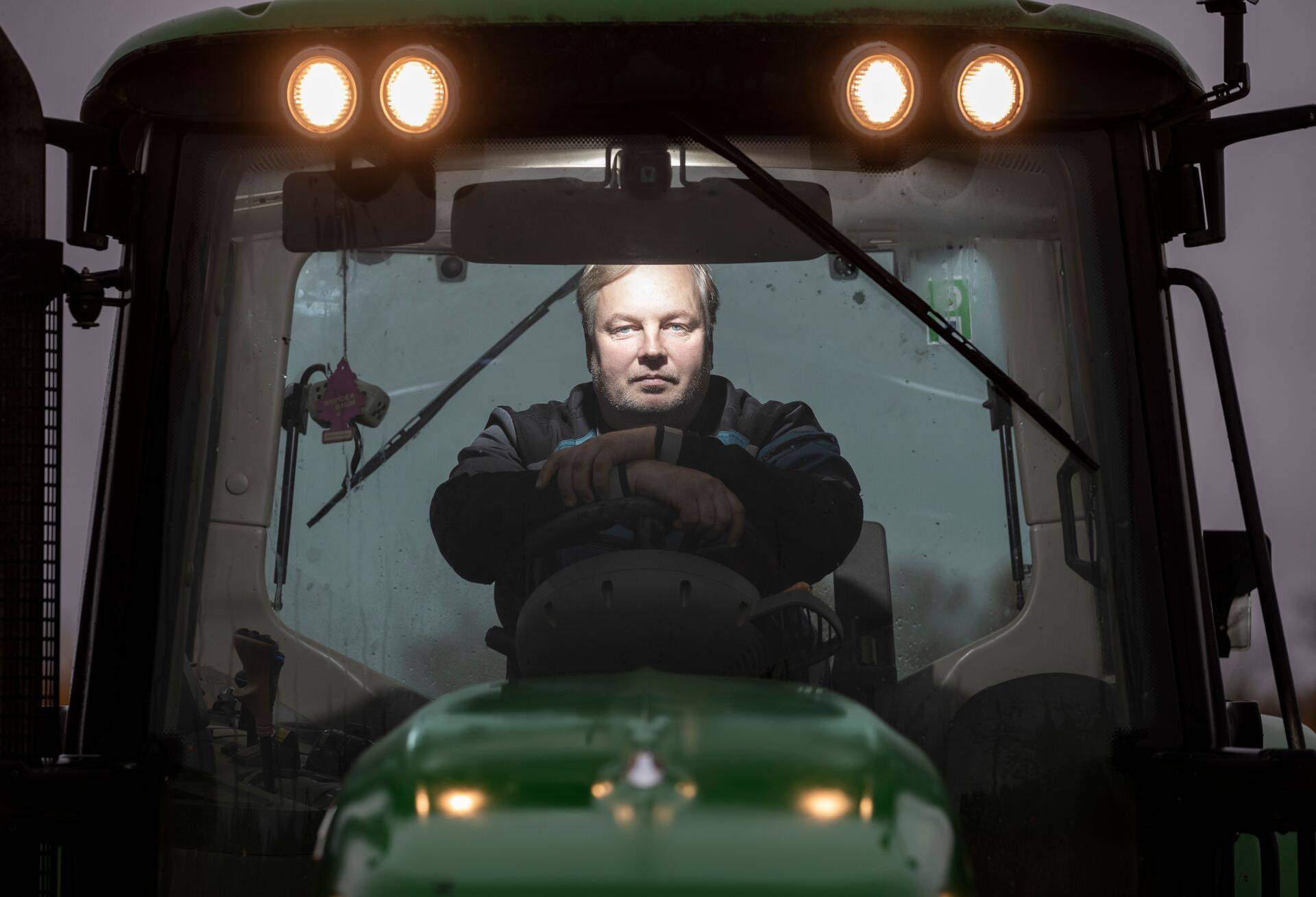 Tartumaal tegutsev väikepõllumees Silver Lehesaar ütles, et pidi Oilseedsilt saadud väetise eest tasuma topelt: kord viljaga, kord rahas. Praeguseks on tema sõnul probleem õnneks lahendatud. "Aasta aega elada õhust ja armastusest on nadi küll,“ tunnistas ta siiski.