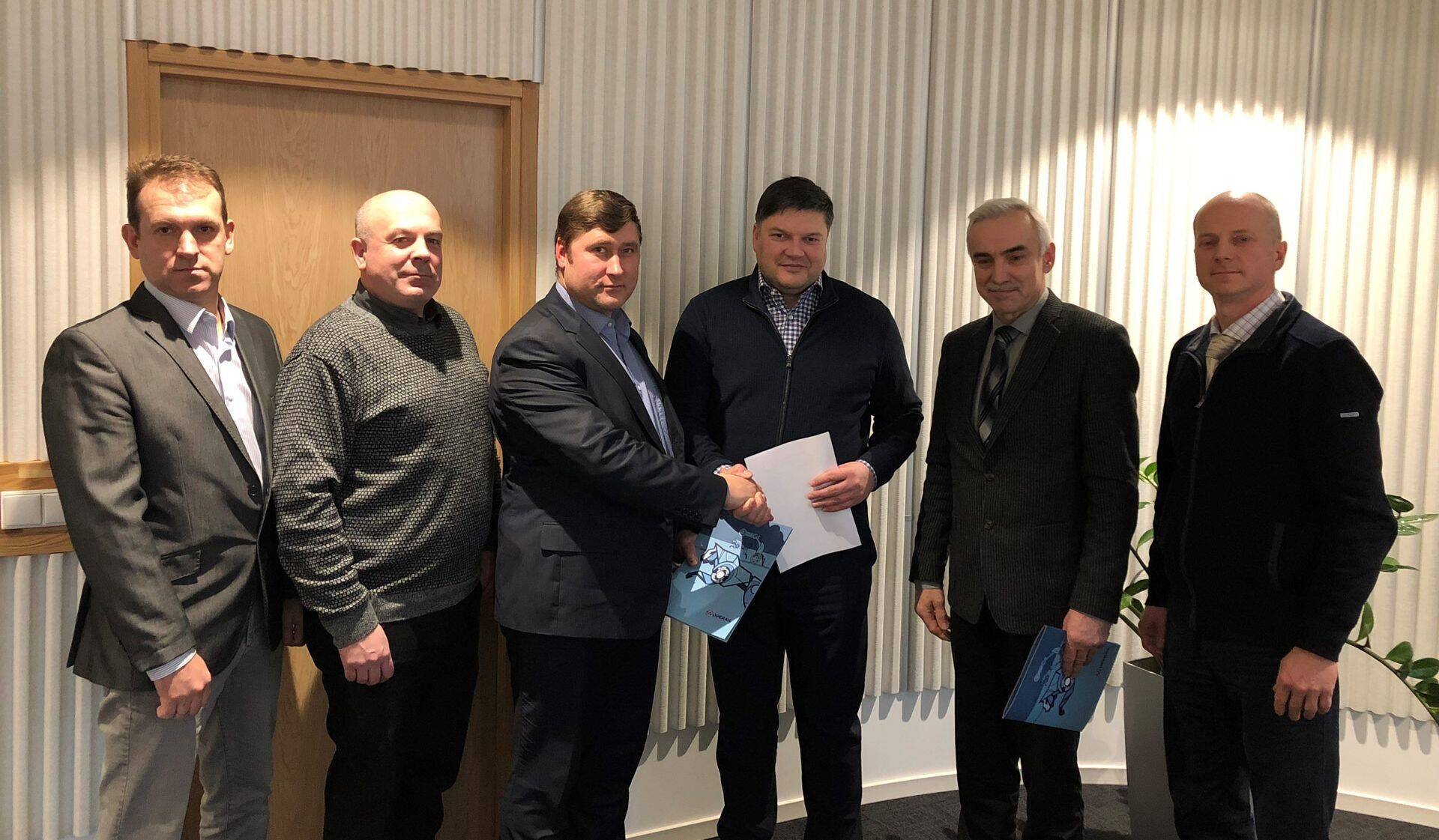 Operaili juht Raul Toomsalu (paremalt kolmas) raudteelastega.