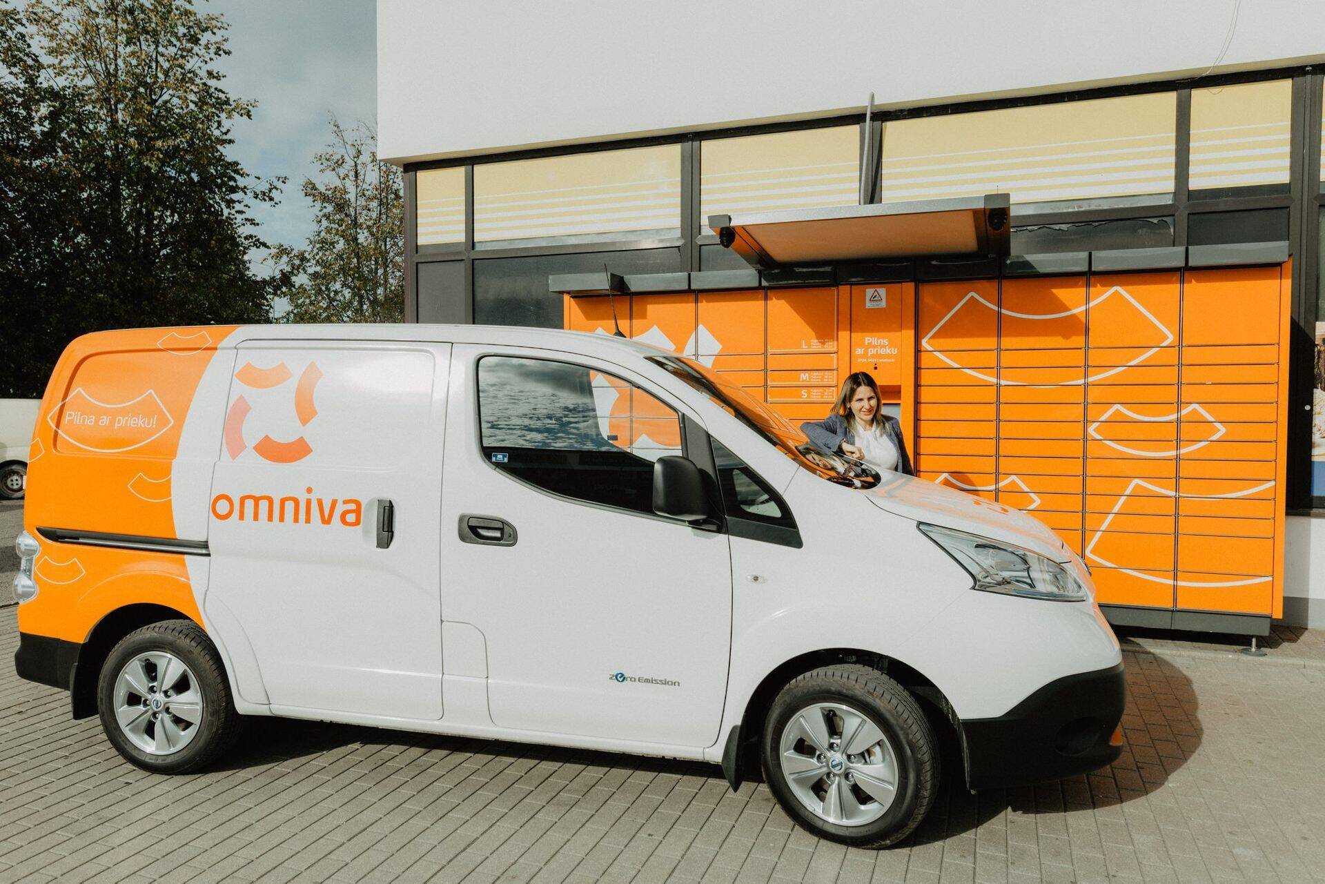 Электрофургон Nissan e-NV200, доставляющий посылки в почтоматы дочерней компании Omniva, действующей на территории Латвии.