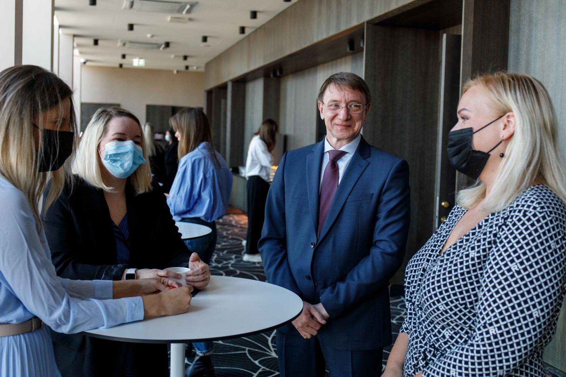 Tallinna Kaubamaja juhatuse esimehel Raul Puusepal (pildil keskel) oli aktsionäride koosolekul põhjust rõõmu tunda, kuna 2021. aastal näitas ettevõte tugevaid tulemusi.