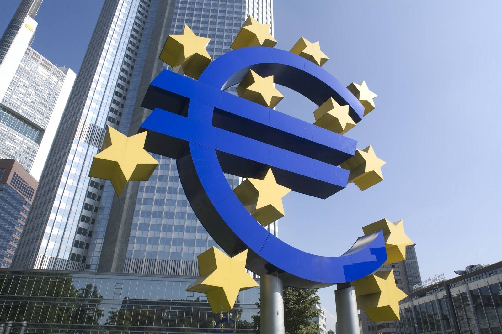 Euro sümbol Euroopa keskpanga hoone ees.