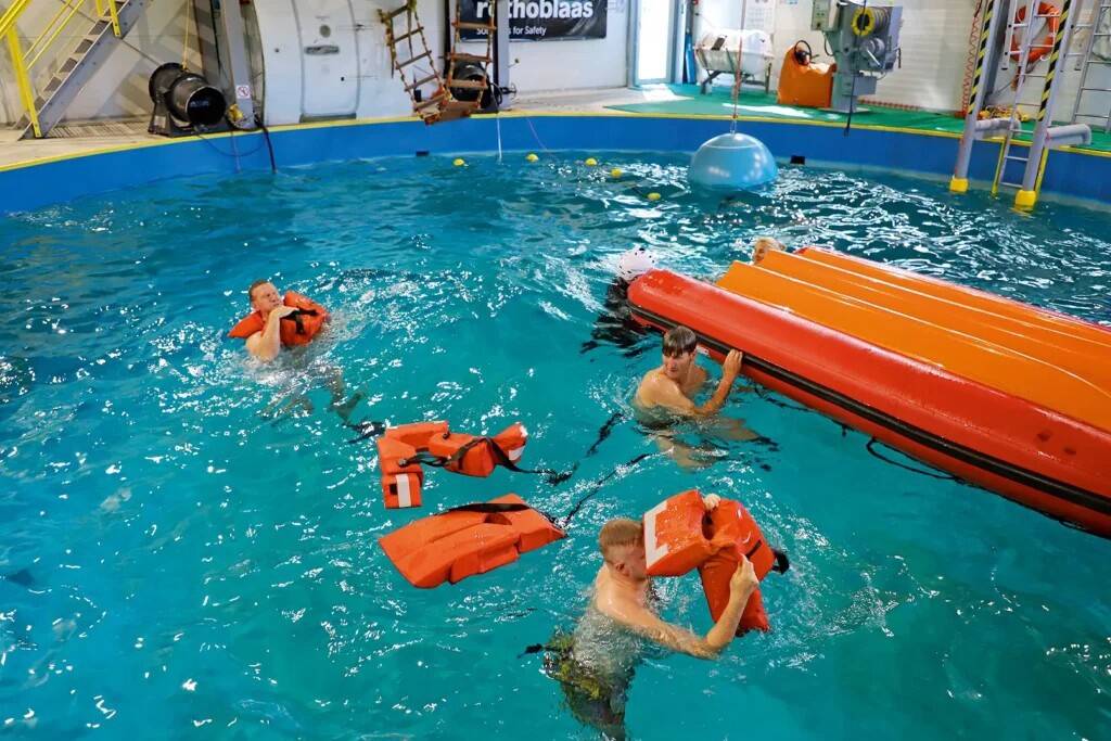 Esimene ülesanne – vees päästevest selga panna.