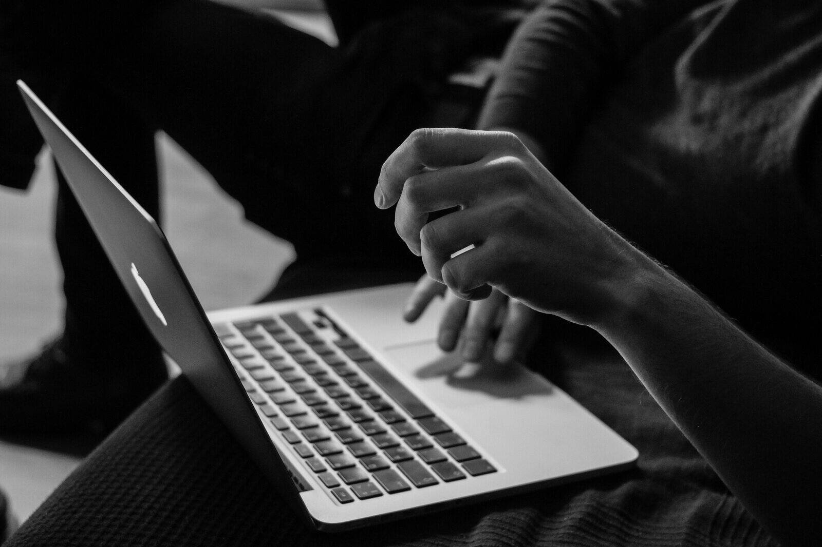 Arvuta IIZI kalkulaatoris, kui palju oleks teie ettevõtte küberkindlustuse aastamakse. Foto: Photo by Sergey Zolkin on Unsplash