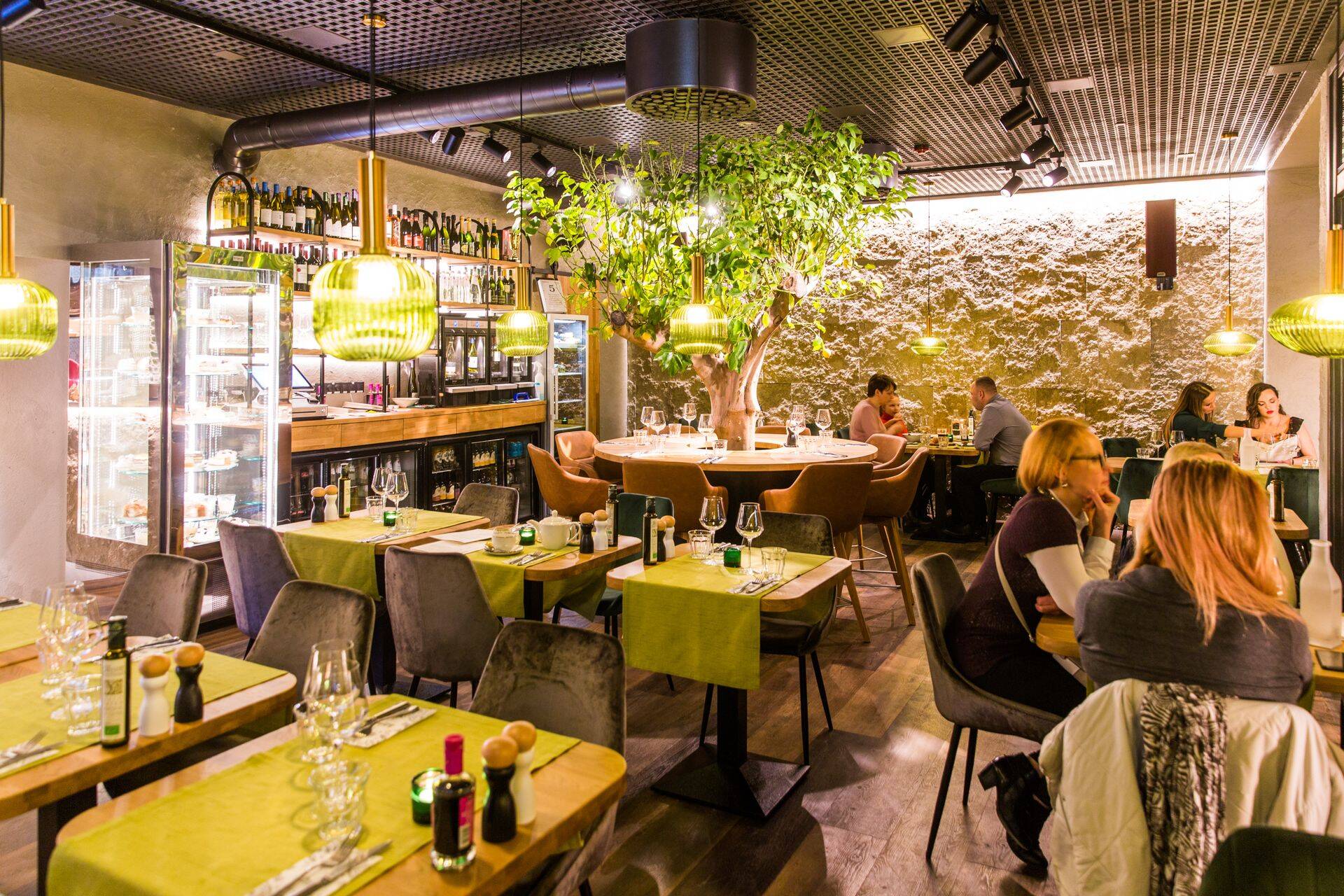 Vanalinna La Prima Pizza südameks on Itaaliast toodud 50-aastane sidrunipuu