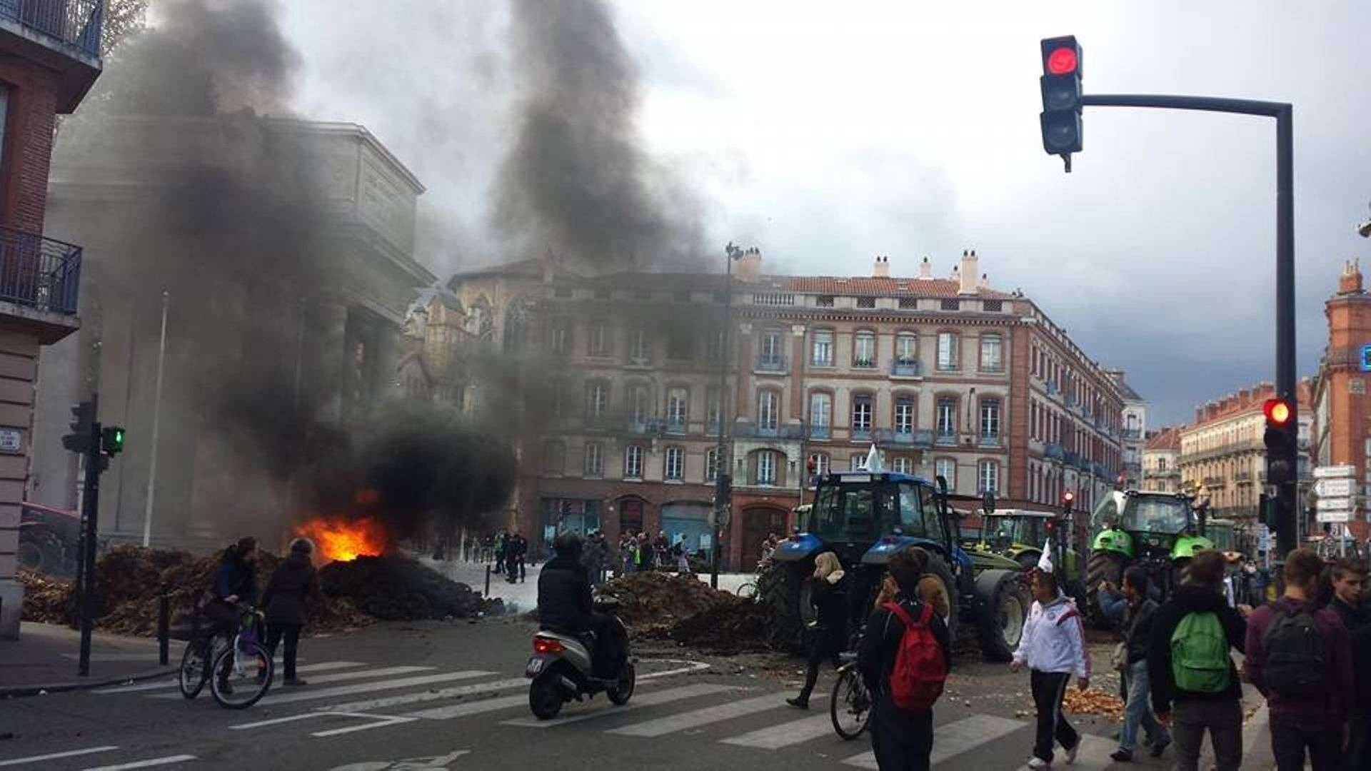 Prantsuse talumeeste kummaline protest Toulouse'i kesklinnas, kus nad keskväljakul sõnnikuhunniku põlema panid.