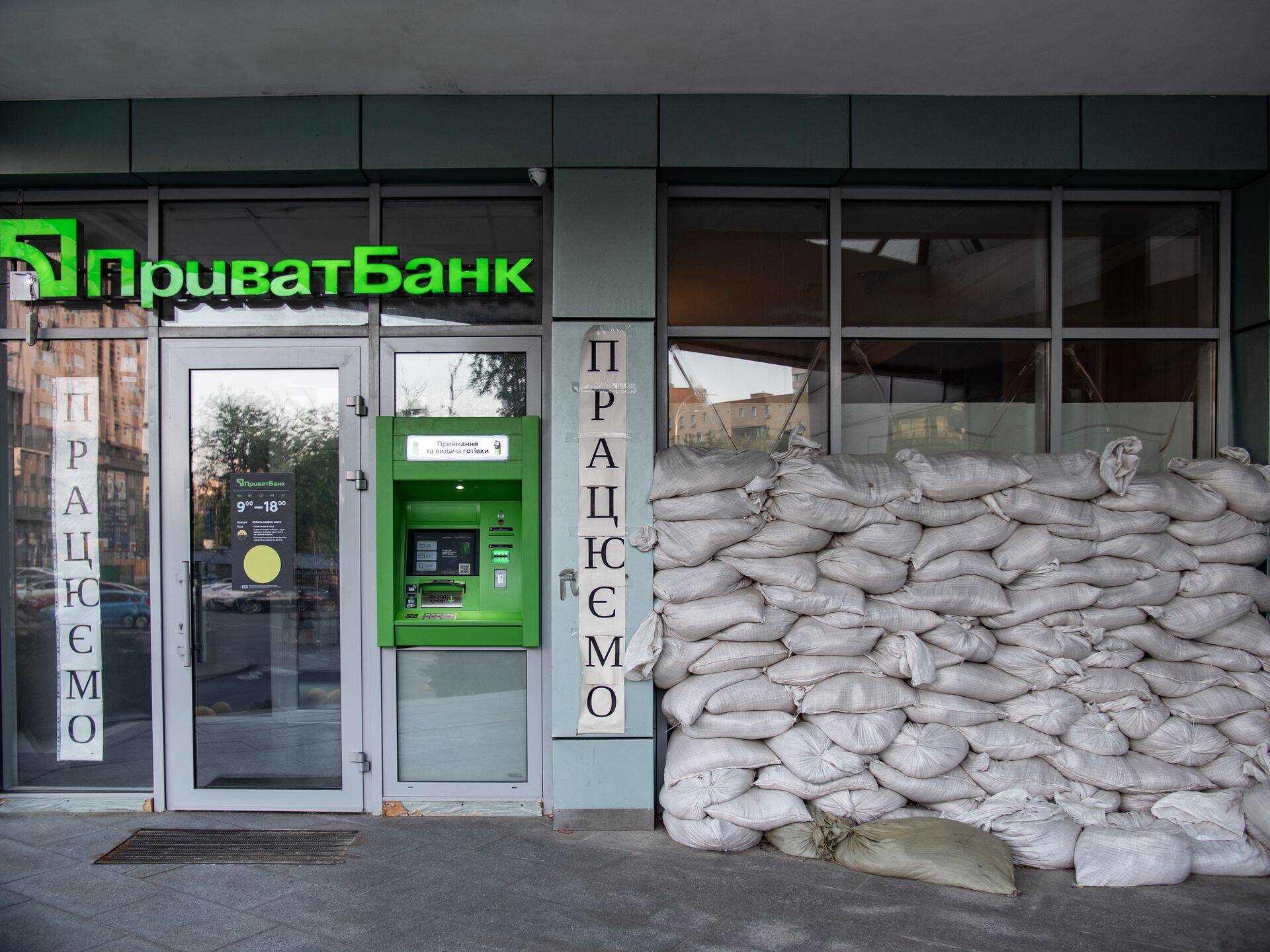 В Киеве мы видим много бизнесов, возвращающихся к жизни, но и много закрытых, заколоченных или поврежденных коммерческих помещений.