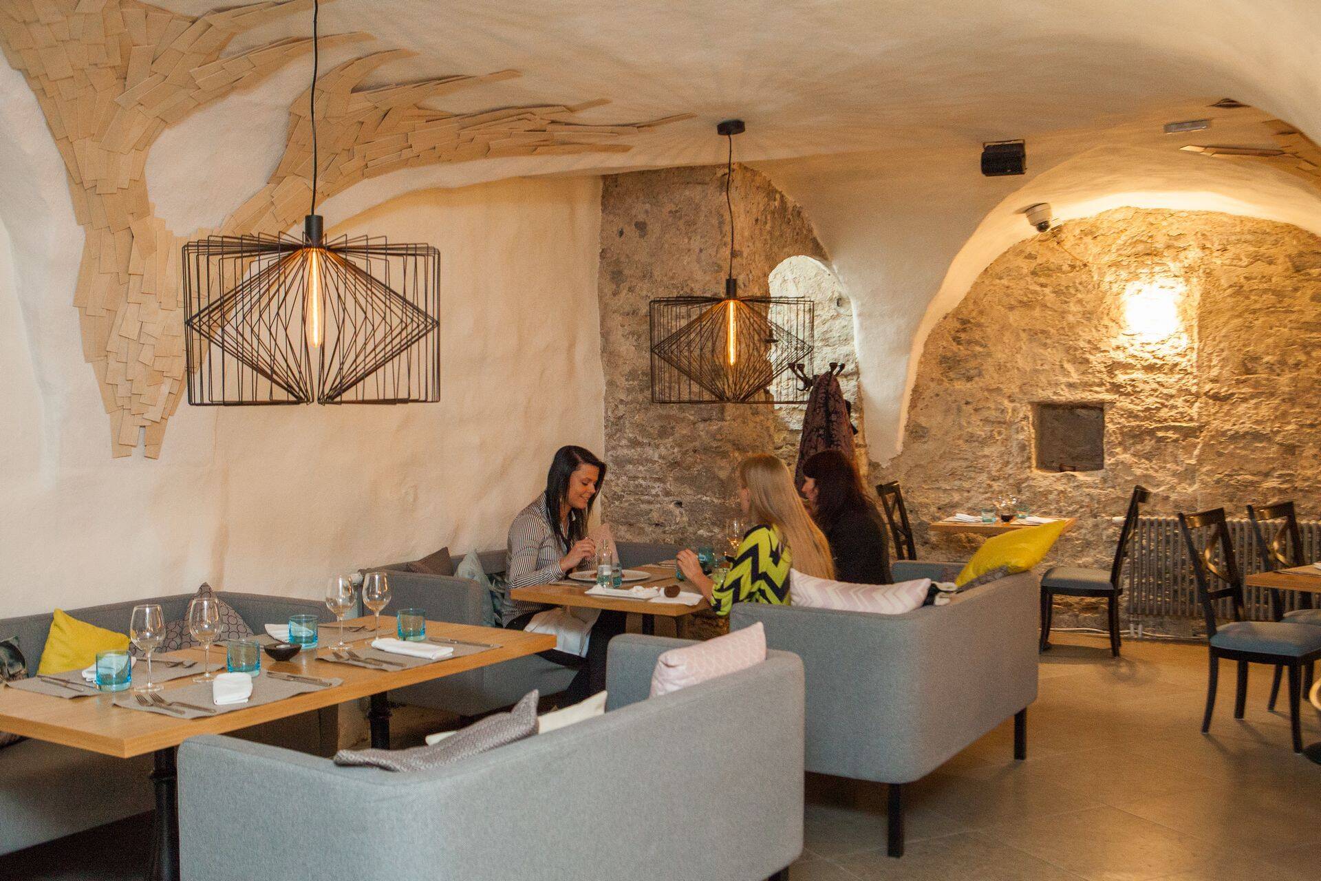 Söögikoht Trofé pakub Põhjala kööki – on soolapekki ja tatart, oblikat ja kilu, kruupe ja hapukapsast. Ainult roogade teostus on natukene nadi.