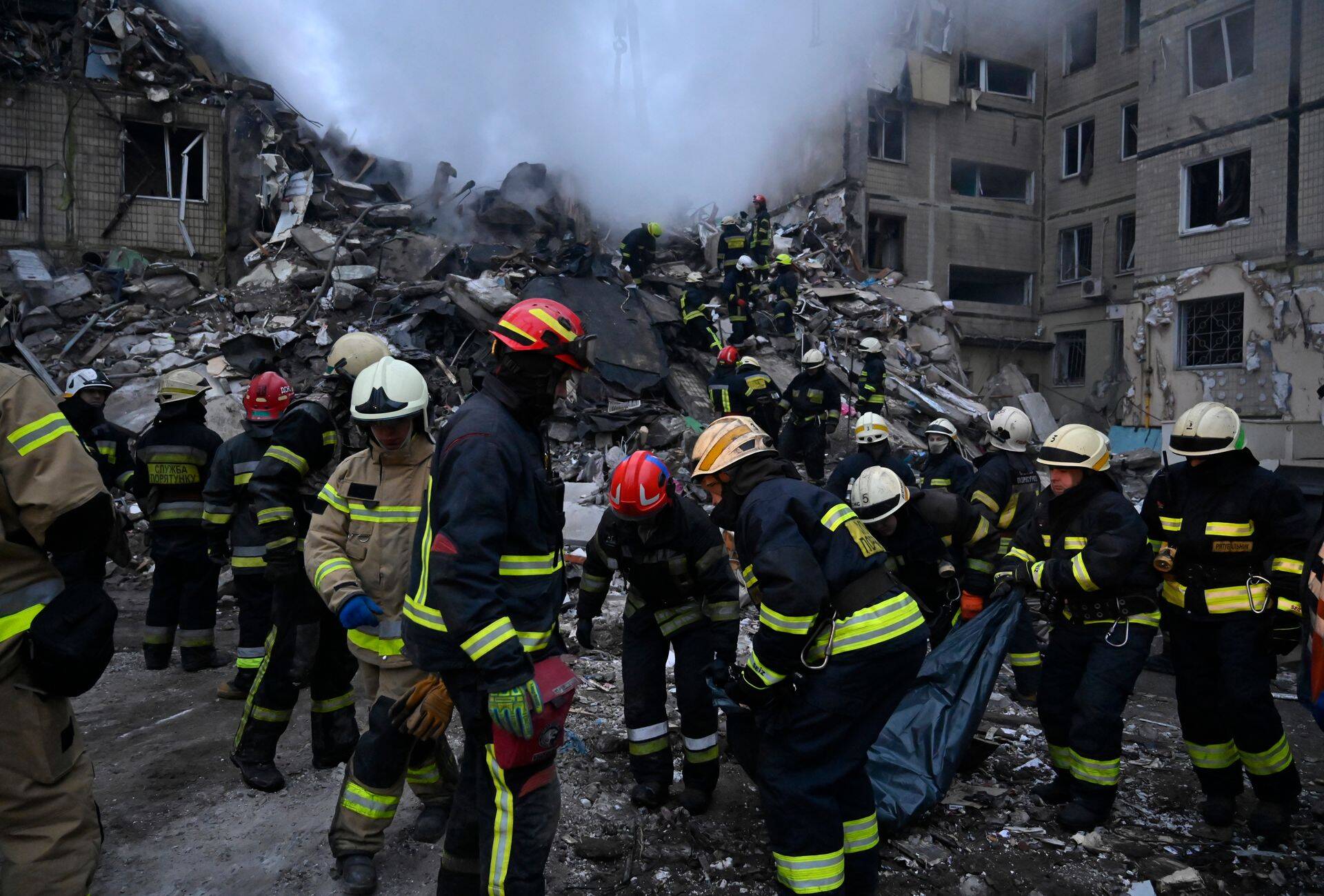 Спасательная операция в Днепре продолжается уже почти 40 часов.