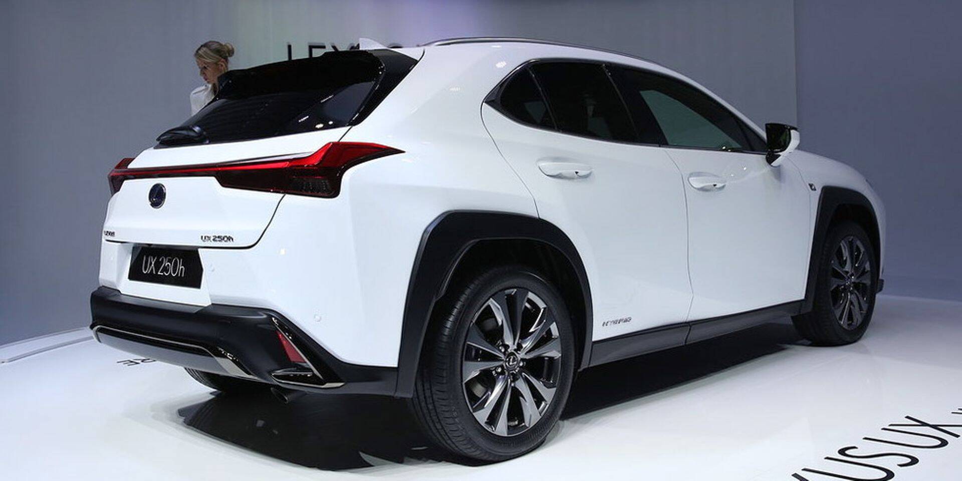 Lexus представил самый дешевый кроссовер в своей истории