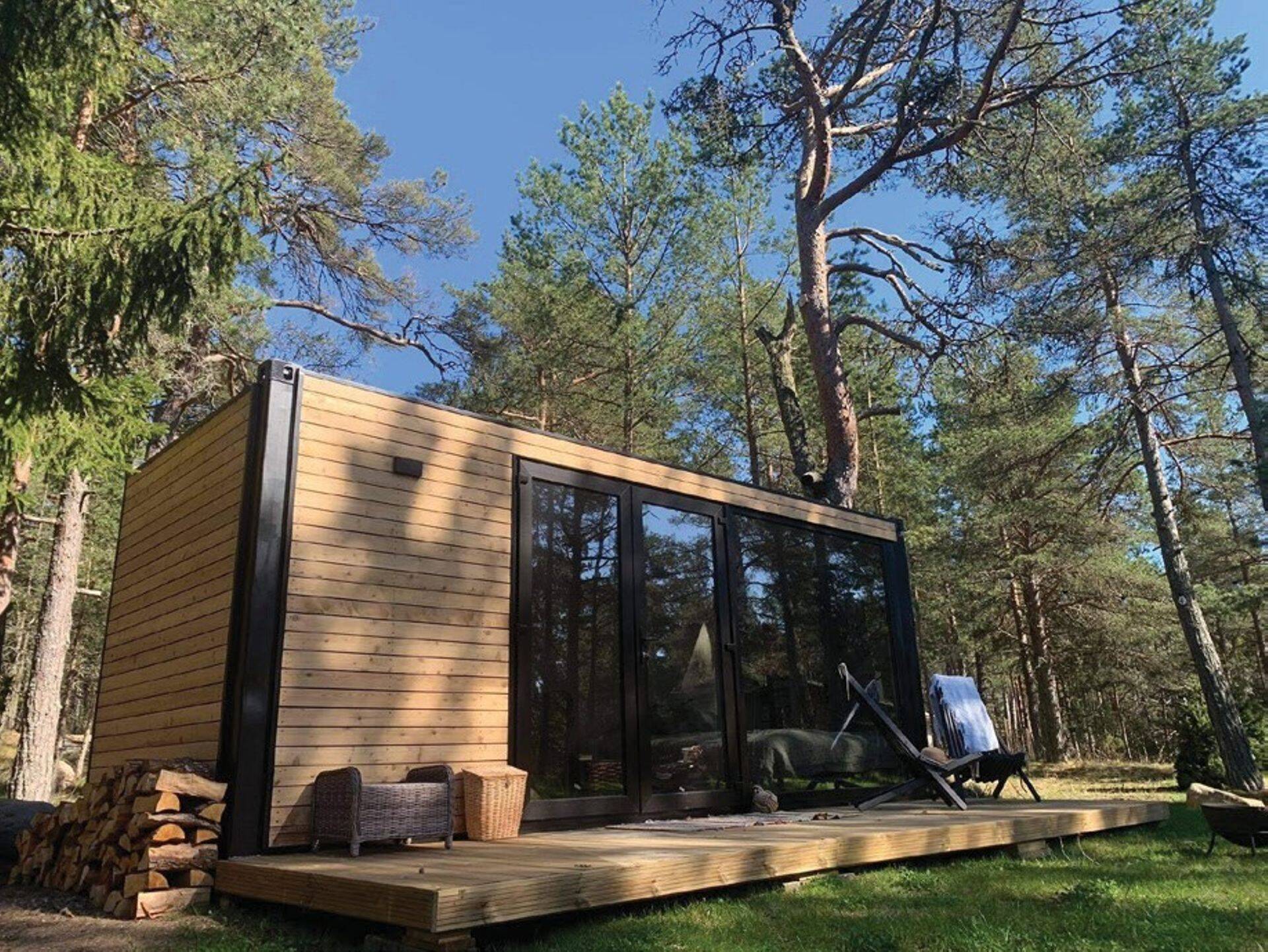 3M Neutral 35 Exterior peegeldav päikesekaitsekile loob mugava sisekliima, hoides toatemperatuuri kontrolli all ja suurendab privaatsust võõraste pilkude eest, kuid ei varja väljavaadet nagu kardinad