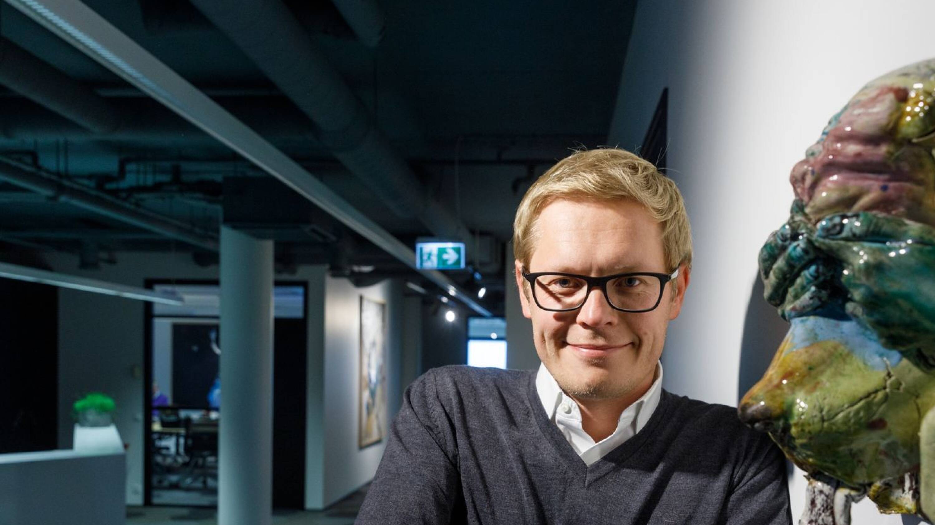 Kunstiindeksi looja Riivo Antoni sõnul on hea teada, et teosed ei lähe odavamaks. Pildil koos Kris Lemsalu keraamilise taiesega.