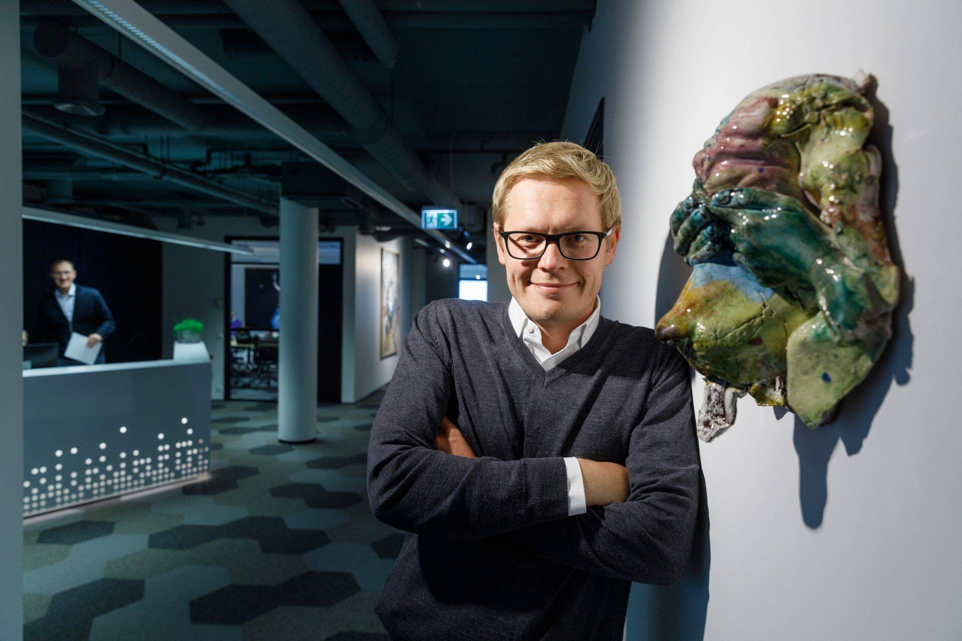 Kunstiindeksi looja Riivo Antoni sõnul on hea teada, et teosed ei lähe odavamaks. Pildil koos Kris Lemsalu keraamilise taiesega.