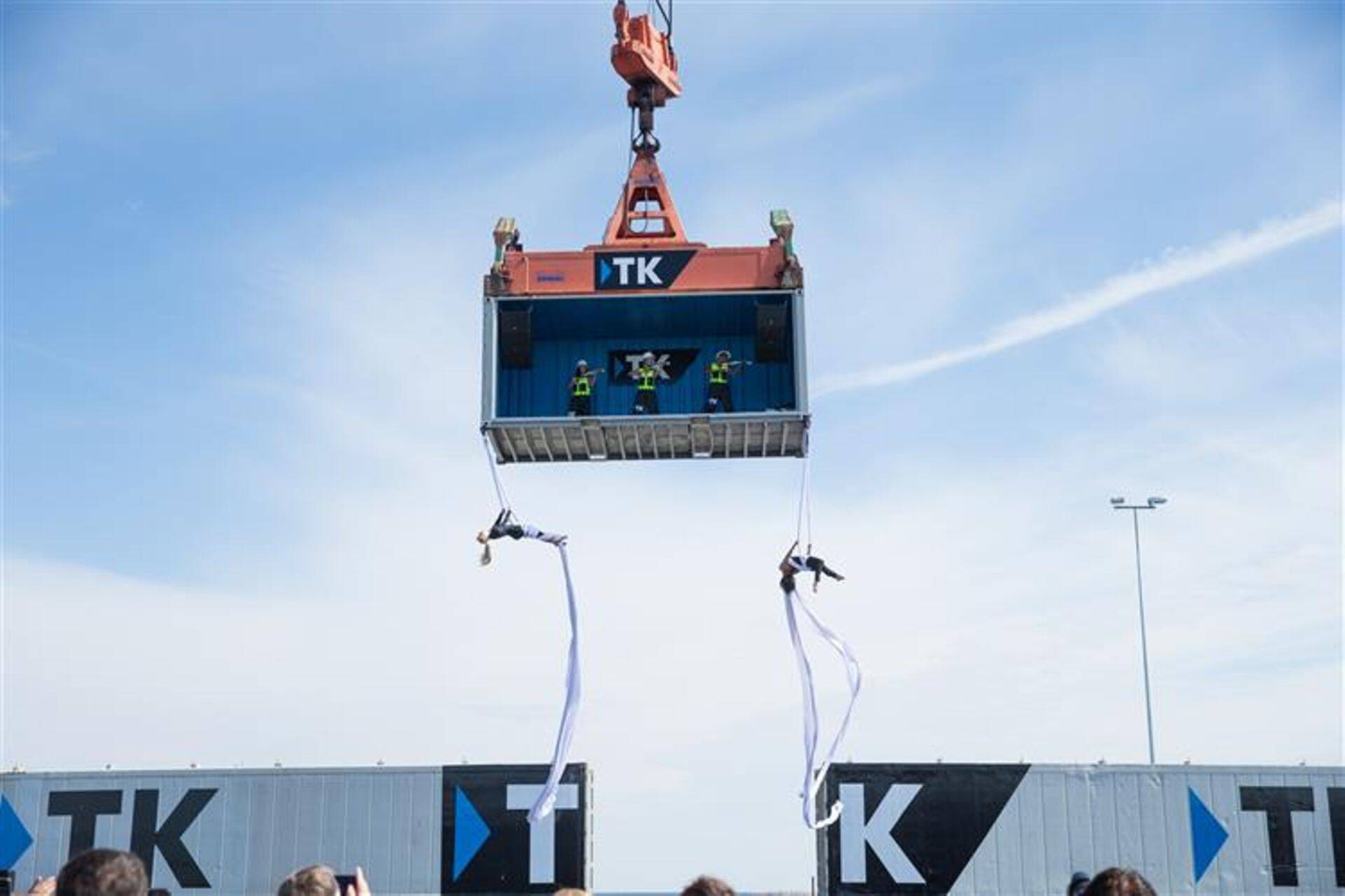 80-tonnise kraana küljes rippuv viiuldajate ansambel koos akrobaatidega Transiidikeskuse laienduse avamisel.