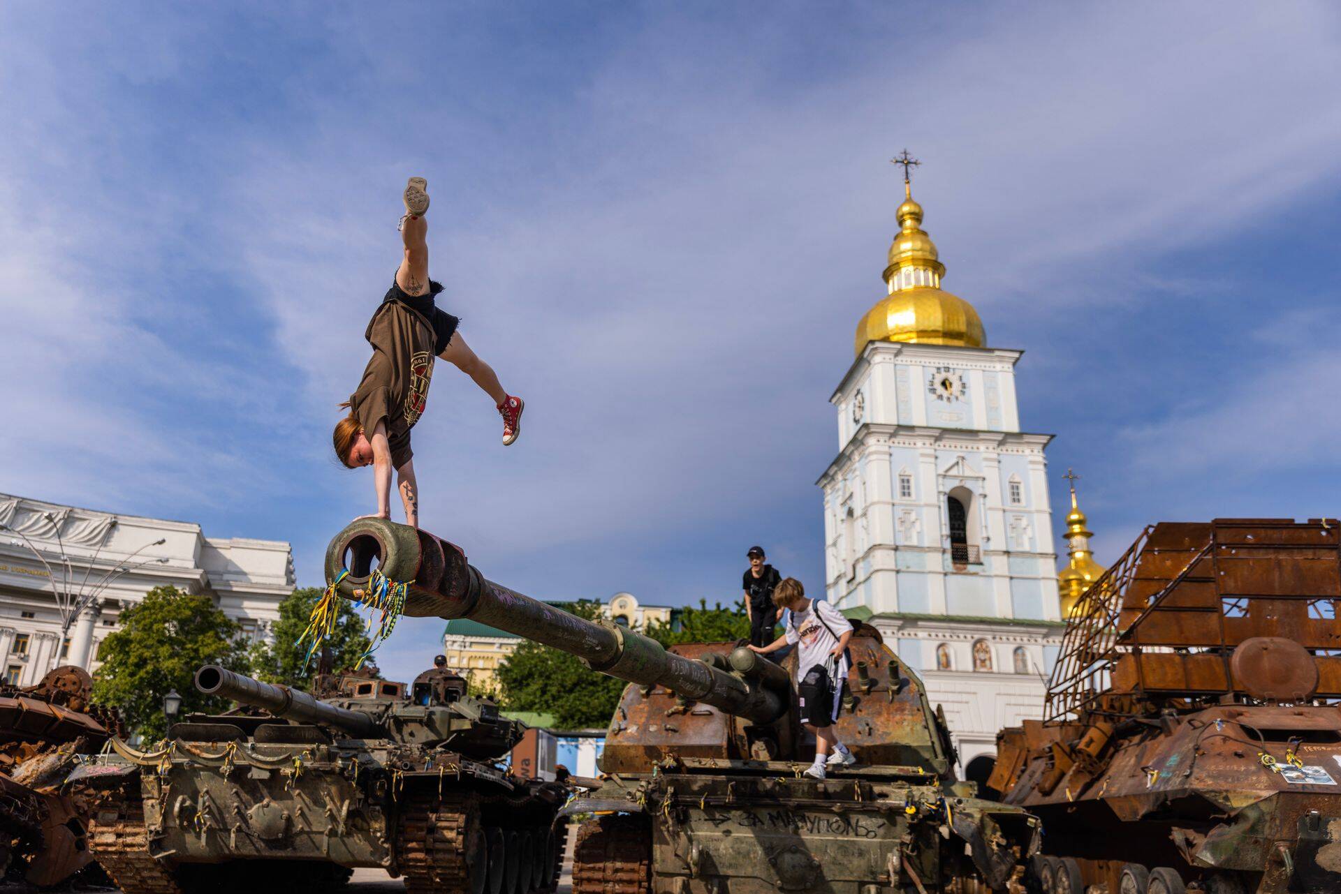 Киевляне 25 мая отдыхают на одной из центральных площадей города, где выставлены остовы уничтоженной российской бронетехники. На протяжении мая Киев постоянно находится под ударами российских ракет и беспилотников. В ночь на 25 мая над украинской столицей были сбиты 36 дронов.