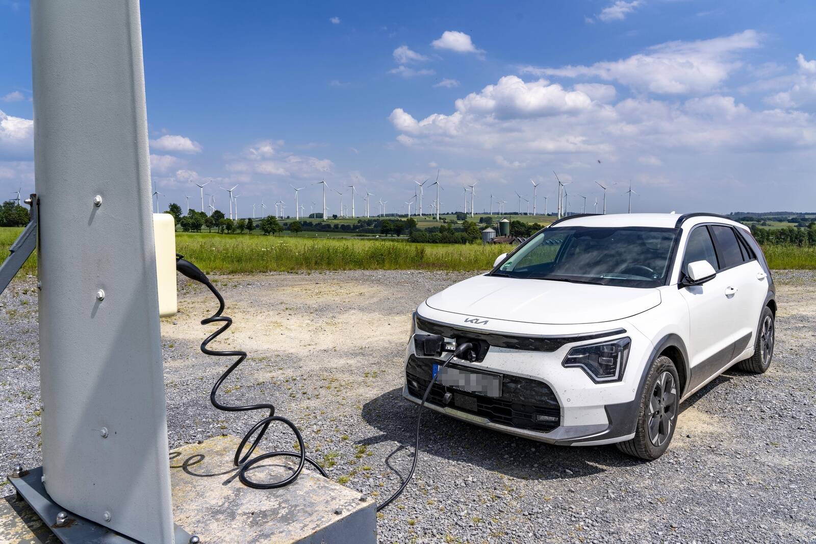 Elektriautode müüginumbrid mais vähenesid, samas kui hübriidautode omad tõusid.