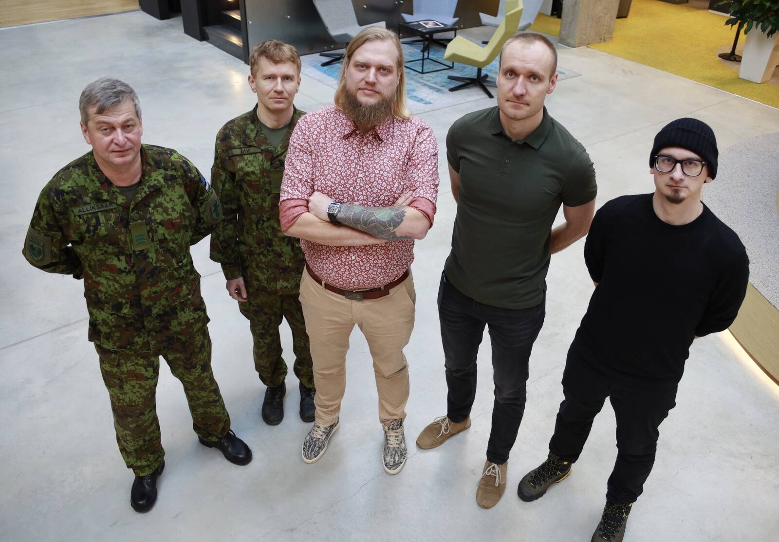 Sel korral võistlevad omavahel juba varasemalt võidurõõmu nautinud võistkonnad. Vasakult kaitseliitu esindavad Ahto Alliksaar ja Kristo Aav, saatejuht Janar Tiiroja ning Lennuliiklusteeninduse võistkonna liikmed Mihkel Adler ja Kristian Lavin.