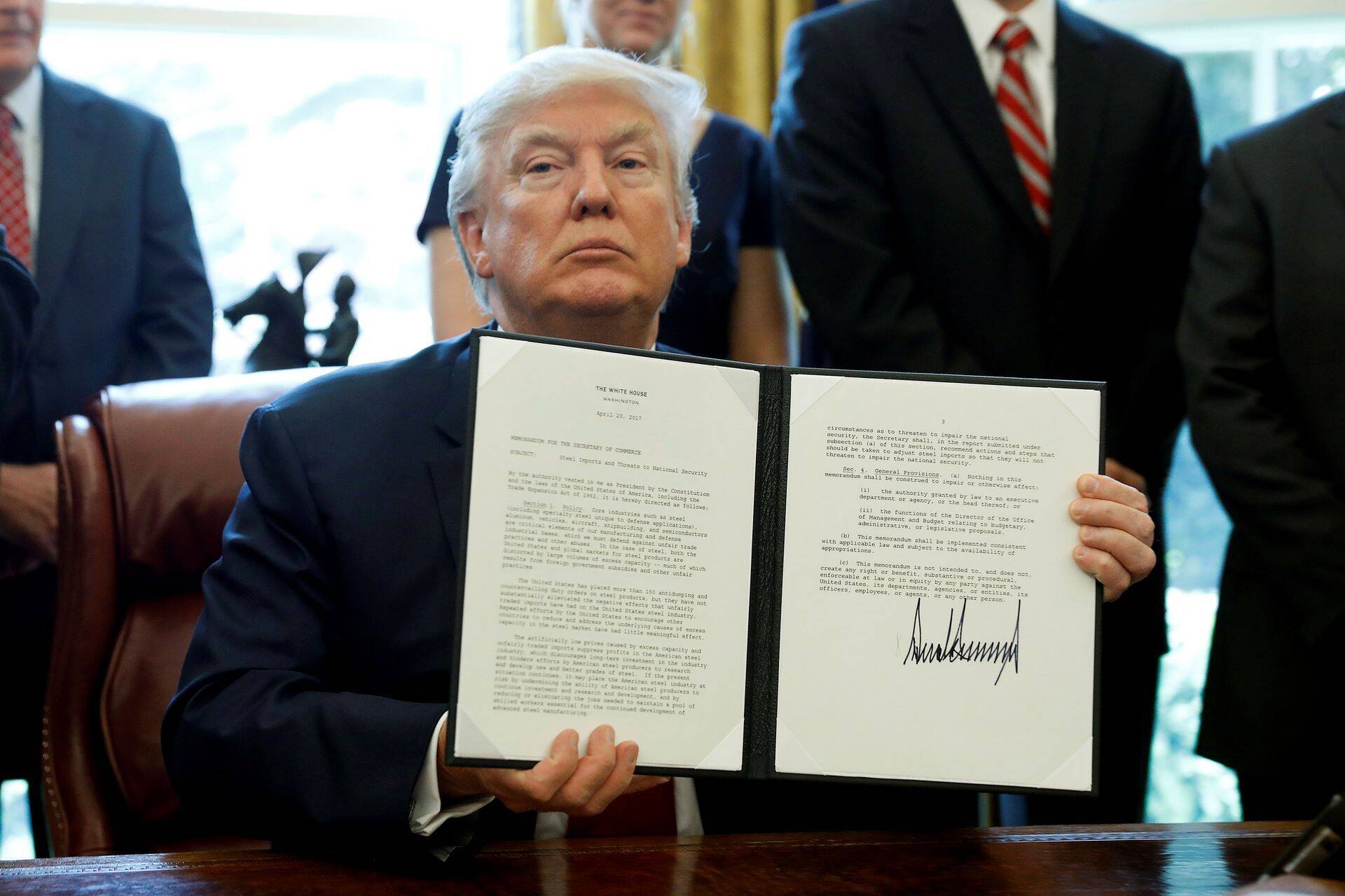 Hulga muutusi on Donald Trump käivitanud presidendi korraldustena