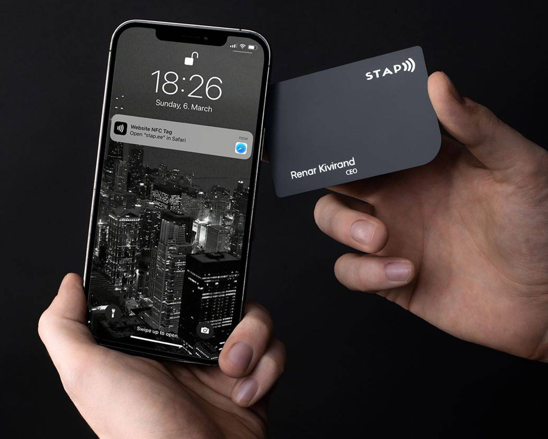 Nutikas elektroonilise kiibiga varustatud visiitkaart STAP salvestab andmed NFC-tehnoloogia abil telefoni ja on piiramatult kasutatav, kaotades vajaduse paberkaartide trükkimiseks.