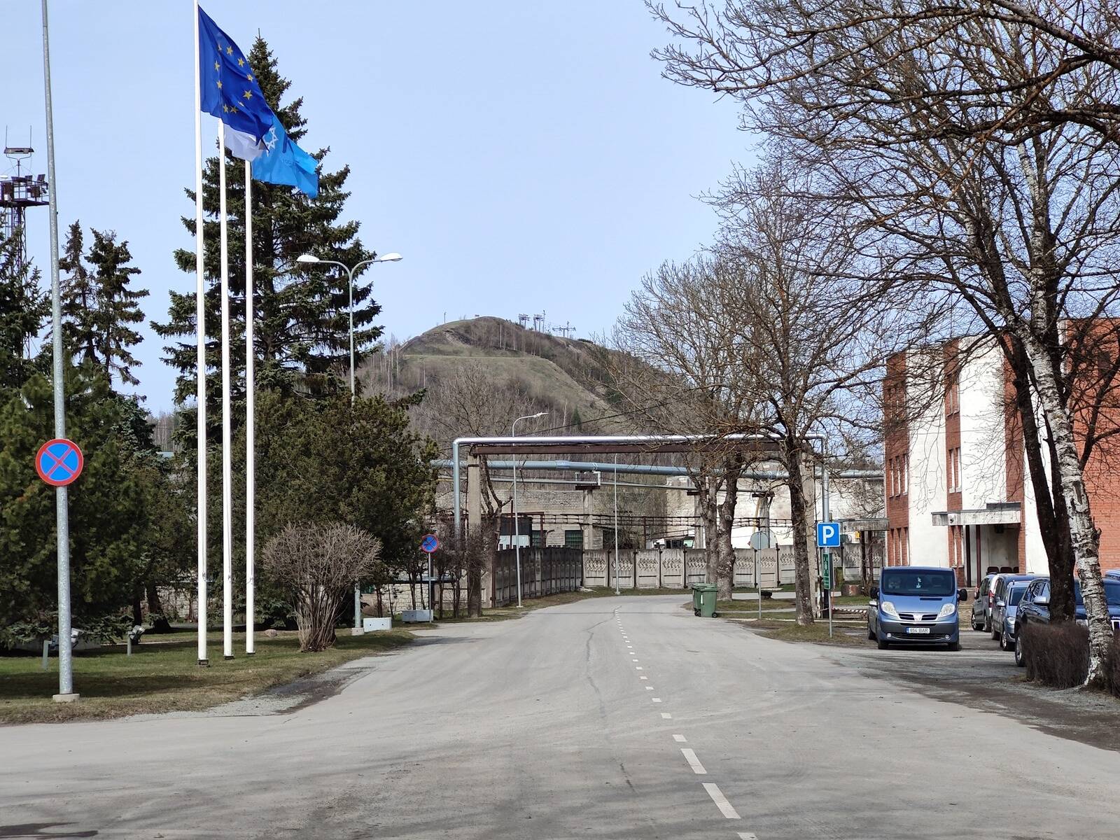 Старая и новая надежда городской экономики: с территории завода масел видна гора Тухамяги с подъемниками для горнолыжников.