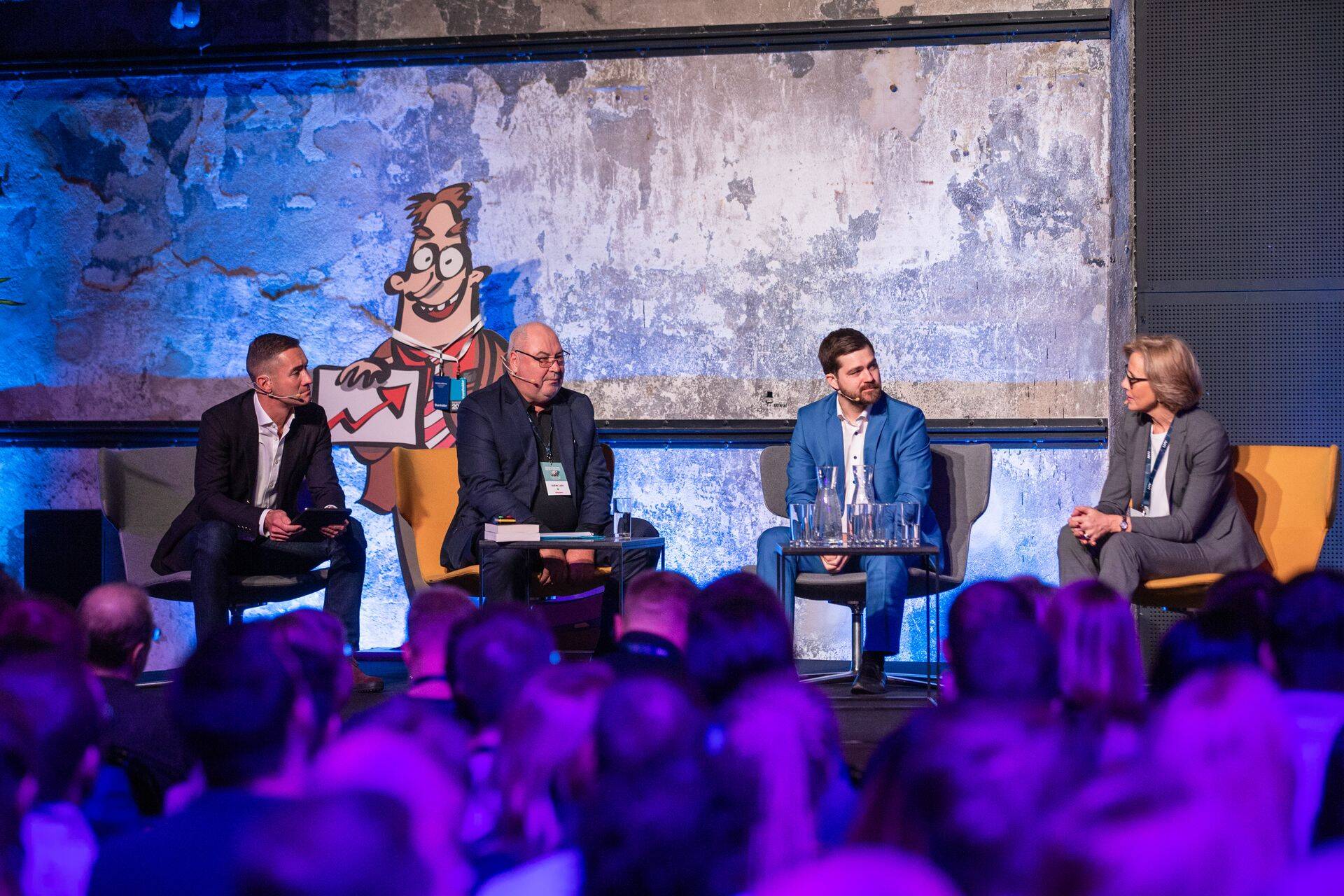 Ettevõtja ja investor Andres Lume (vasakult teine) jagas investor Toomase konverentsil enda pöörast investeerimiskogemust koos investorite TOPi liikme Monica Pihlaku (paremal) ja fondijuht Veiko Visnapuuga (paremalt teine), teemaks "Kuhu ja kuidas investeerivad Tallinna börsi suured rahaliigutajad". Modereeris Kaarel Ots (vasakul).