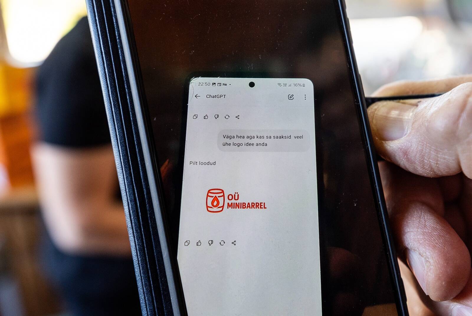 “Nii mõnus ja minimalistlik,” kiidavad Aare ja Maia oma uut tehisaru tehtud logo.