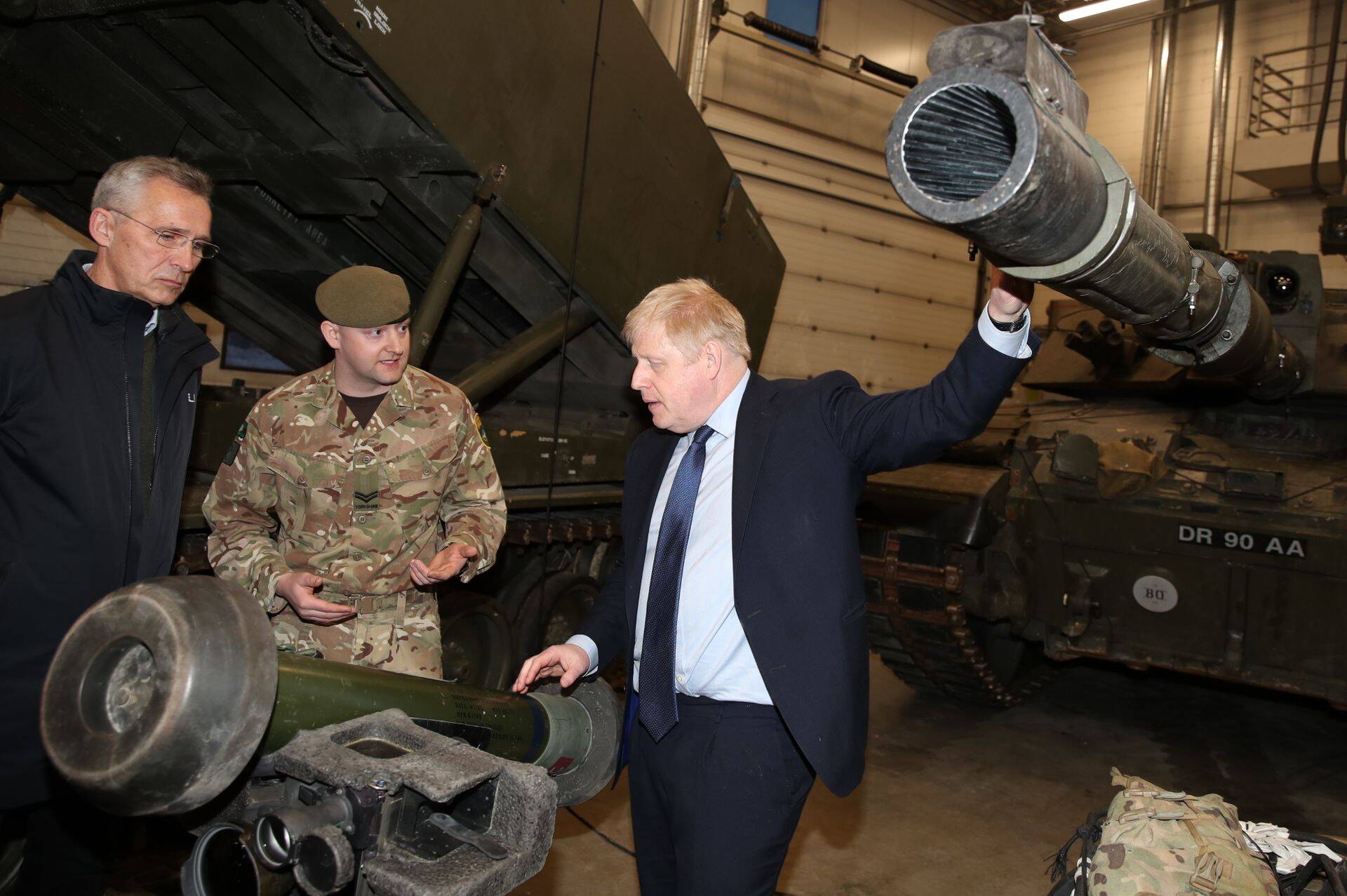 Boris Johnson ja Jens Stoltenberg täna Tapal tutuvumas Javelini tehnikaga.