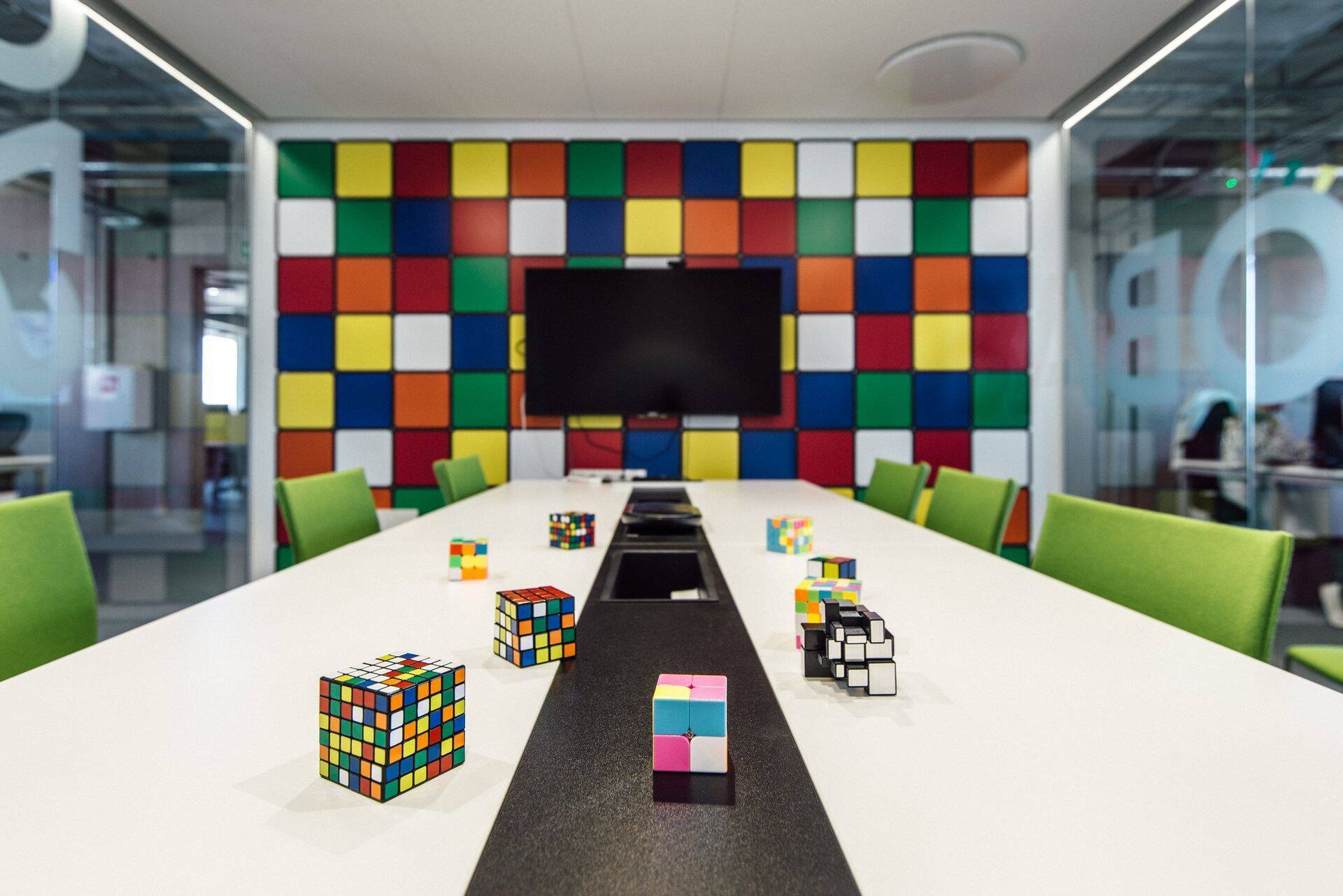 TransferWise'i Tallinna kontori silmapaistvam eripära on riikide-teemalised koosolekuruumid.