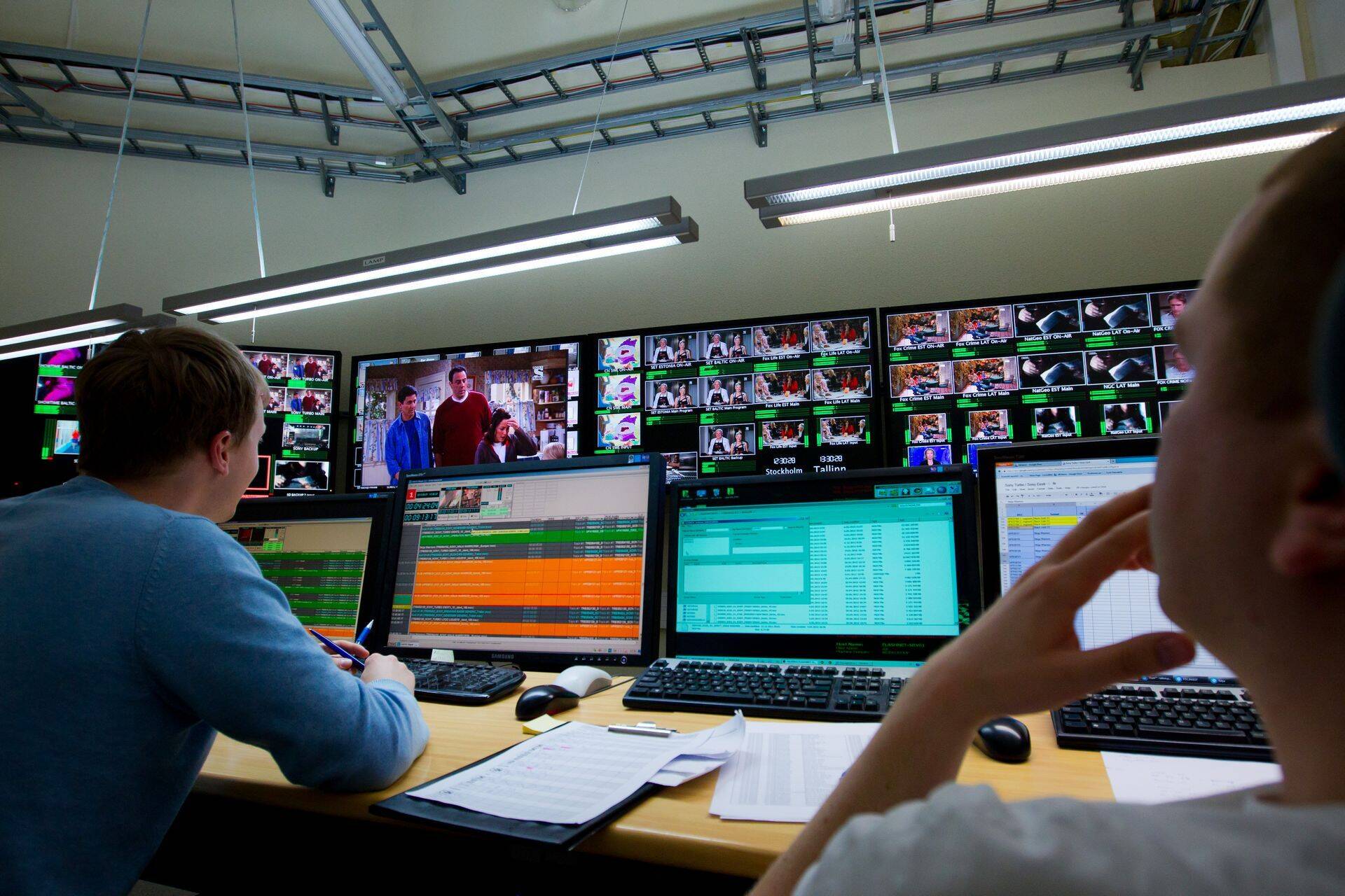 Teletornis asuv televisiooni väljastuskeskus.