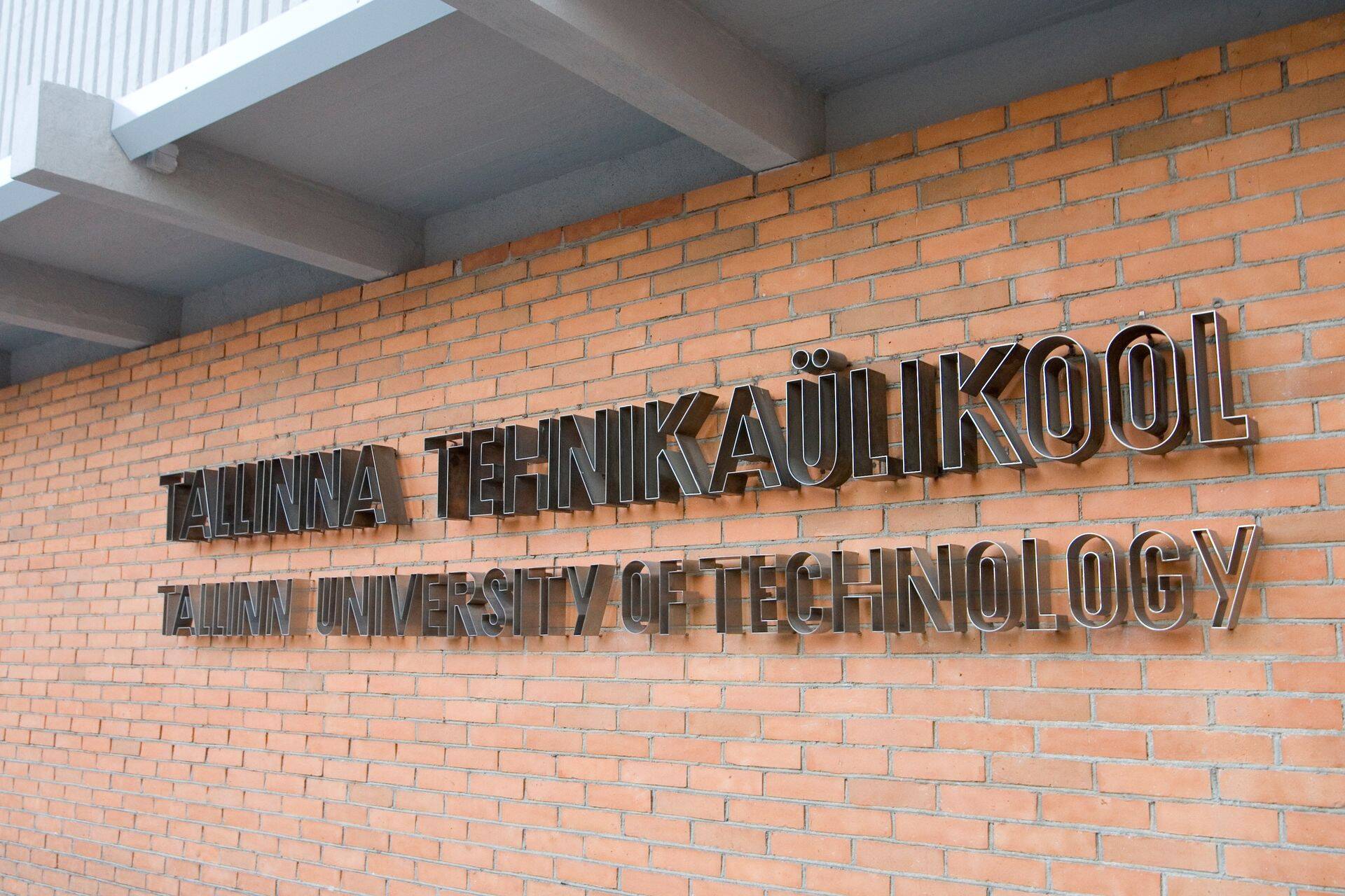 Tallinna tehnikaülikool lubas majasisesed reeglid üle vaadata, aga Postimehes toodud süüdistustega ei nõustunud.