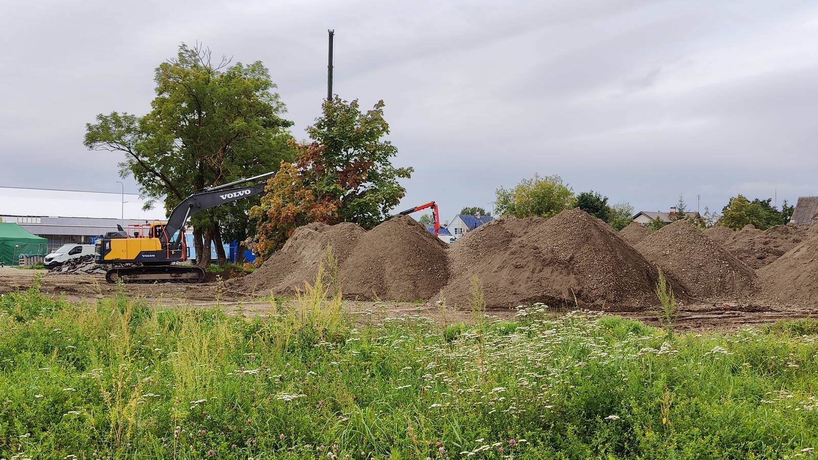 Здесь должен был появиться Нарвский центр пляжного отдыха и спорта, но владельцы отменили проект. Позади – строительство муниципального футбольного холла.