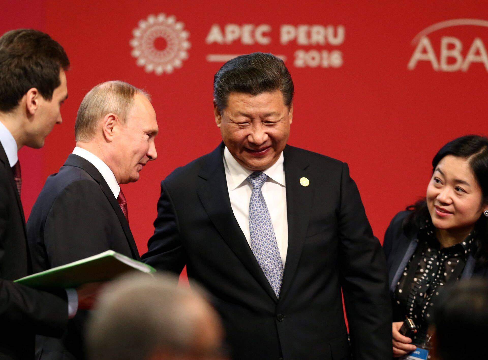 Hiina president Xi Jinping (keskel) ja Venemaa president Vladimir Putin APECi tippkohtumisel