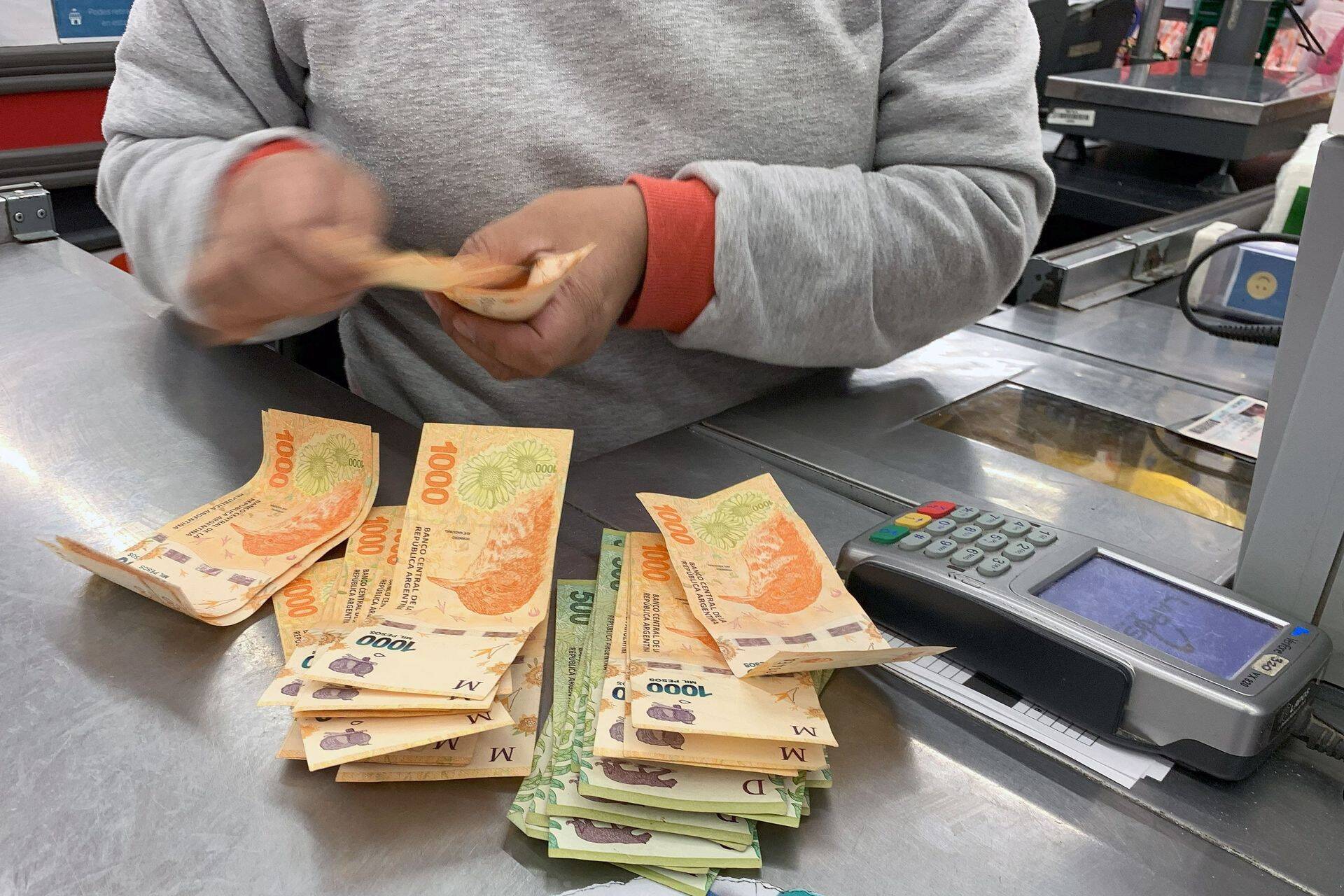 Kassiir loeb peesosid Buenos Airese supermarketi kassas.