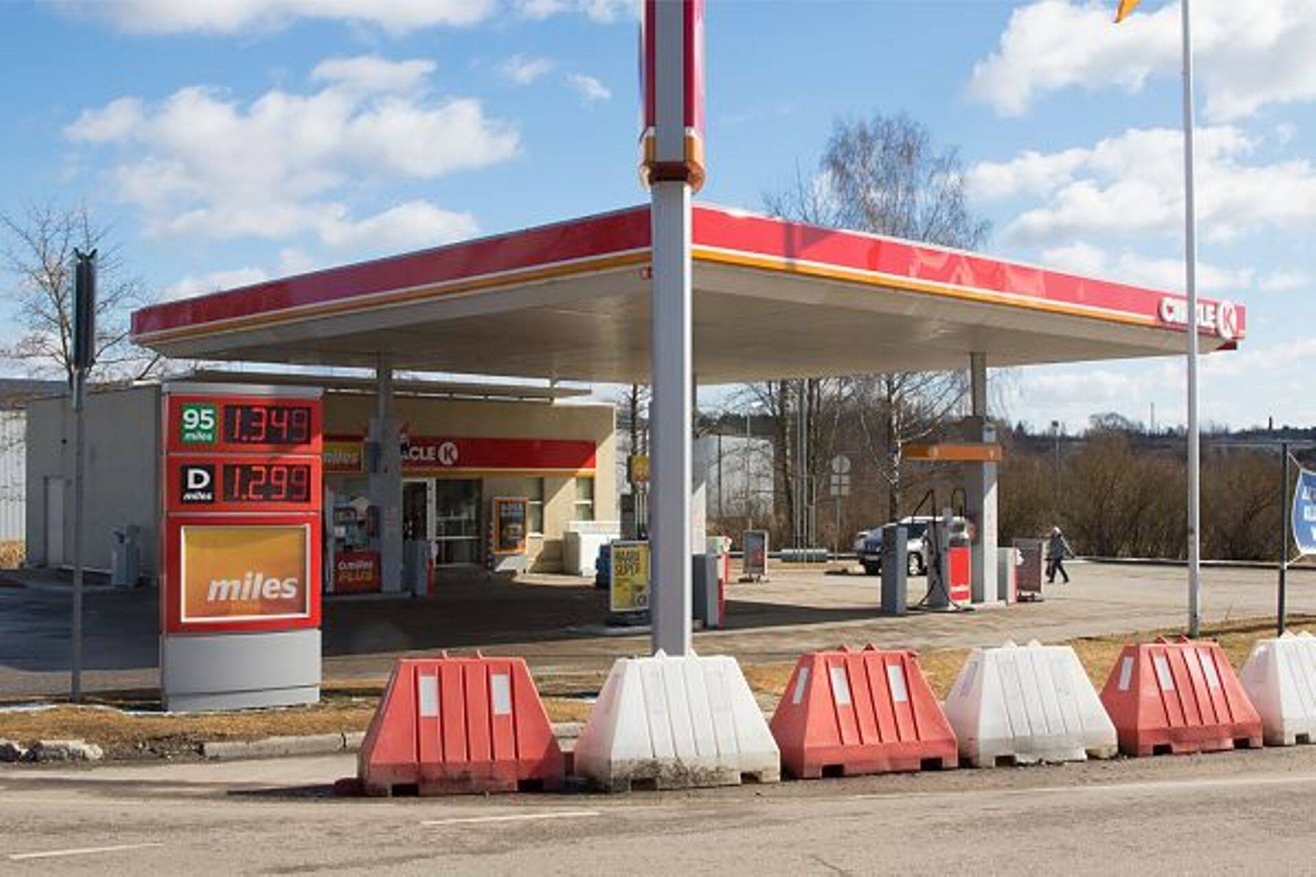 Circle K повысила зарплату обслуживающего персонала до 9%