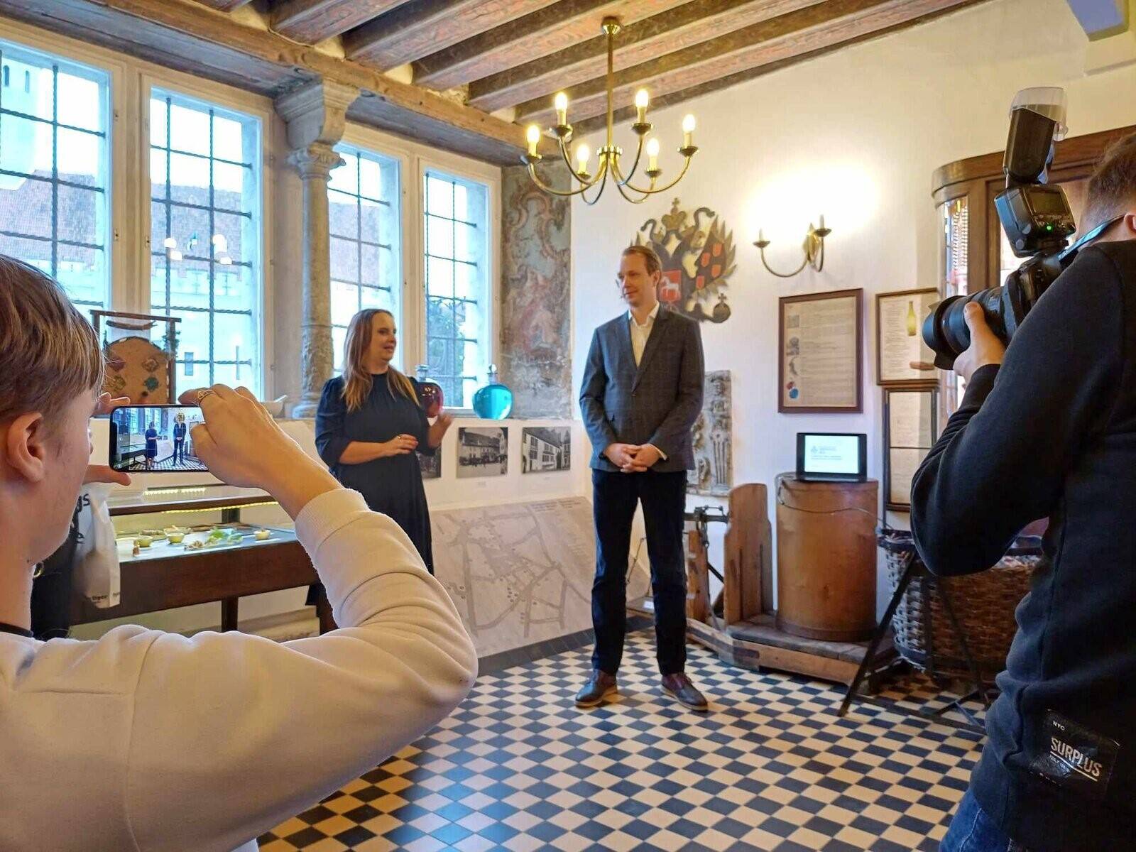 5. veebruaril tähistas fond 10. tegutsemisaastat. Vasakul fondi tegevjuht Margit Saar ja tema kõrval fondi käivitaja Toivo Tänavsuu.