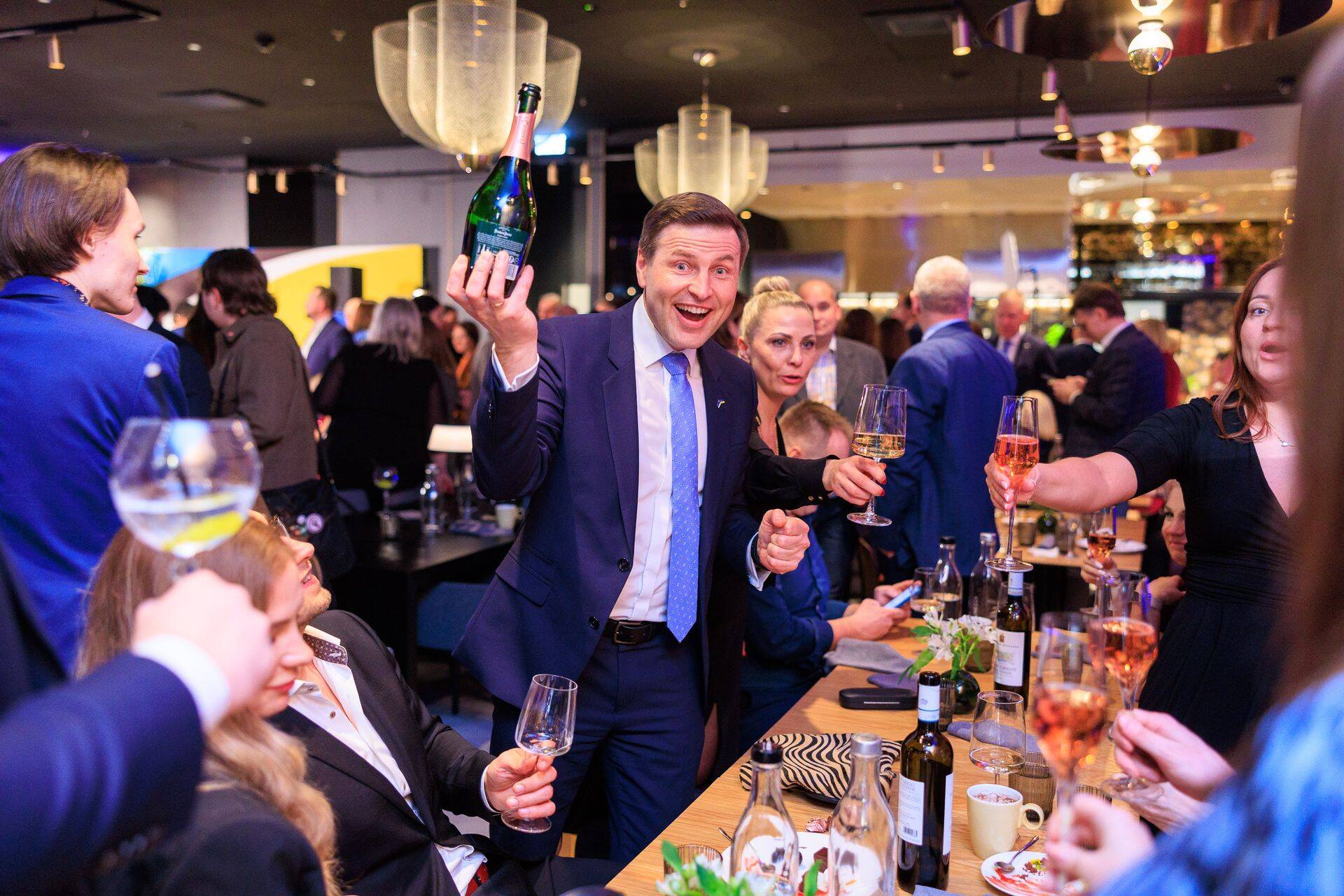 Hanno Pevkur (keskel) valimispeol tähistamas.