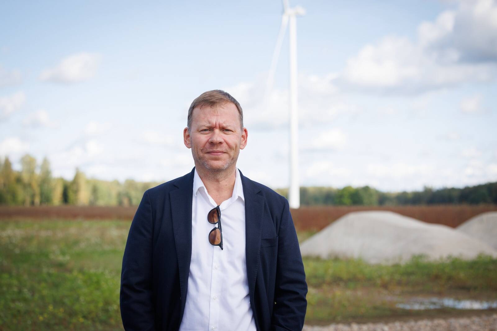 Energeetikaettevõtte Utilitas teeb kõige suuremat käivet ühe töötaja kohta - ligi 16 miljonit eurot. Utilitase üks  omanik Kristjan Rahu Pärnumaal Saarde vallas asuva tuulikupargi juures 2023. aastal. Saarde tuulikupargi aastatoodanguks prognoositi siis 135 GWh.