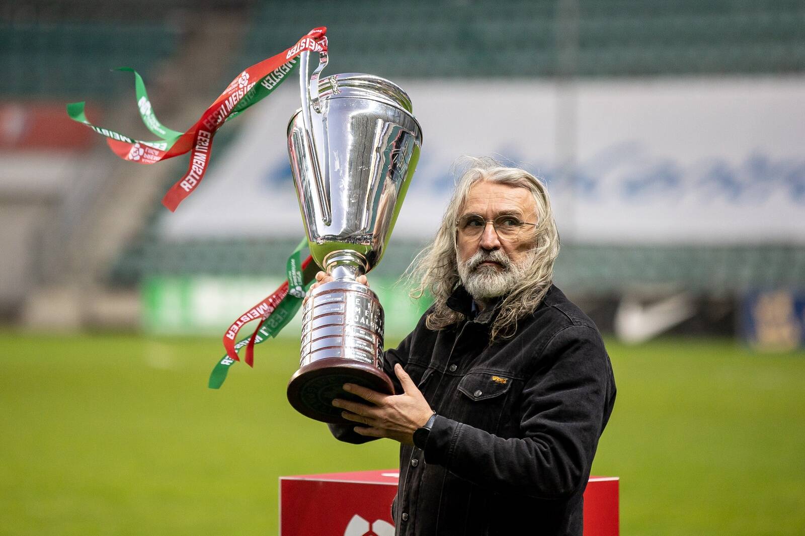 Eesti Jalgpalli Liidu president Aivar Pohlaku pakutud leping jalgpalliklubidele viis kriminaaluurimiseni.