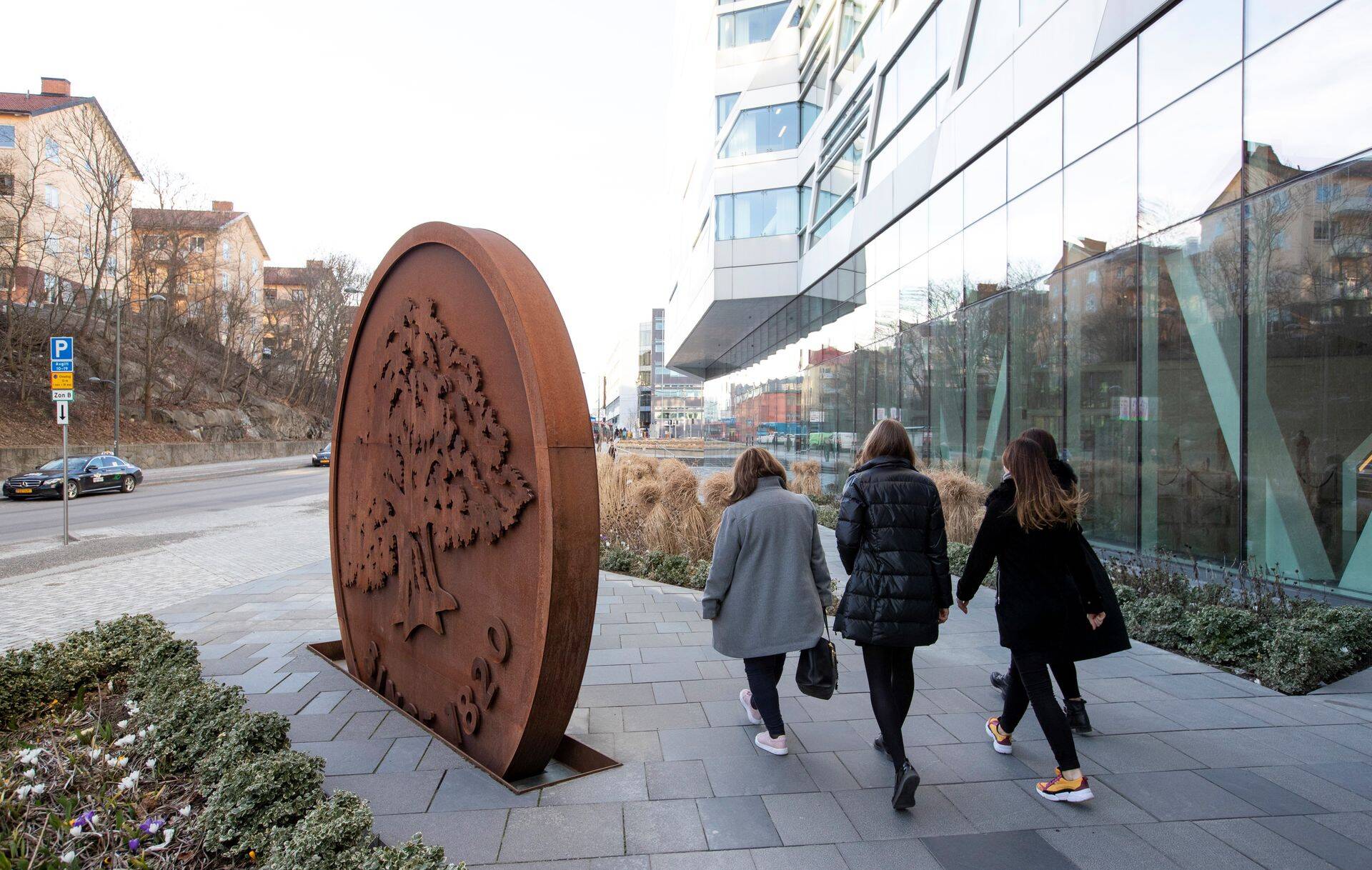 Swedbanki peakontoris Rootsis kahtlustati kaua, et Eesti Swedbankis on asjad halvasti, kuid alguses usuti kohalike juhtide kinnitust, et kõik on korras ning siis ei suudetud ise piisavalt karmilt asjale läheneda, kirjutab Dagens Industri.